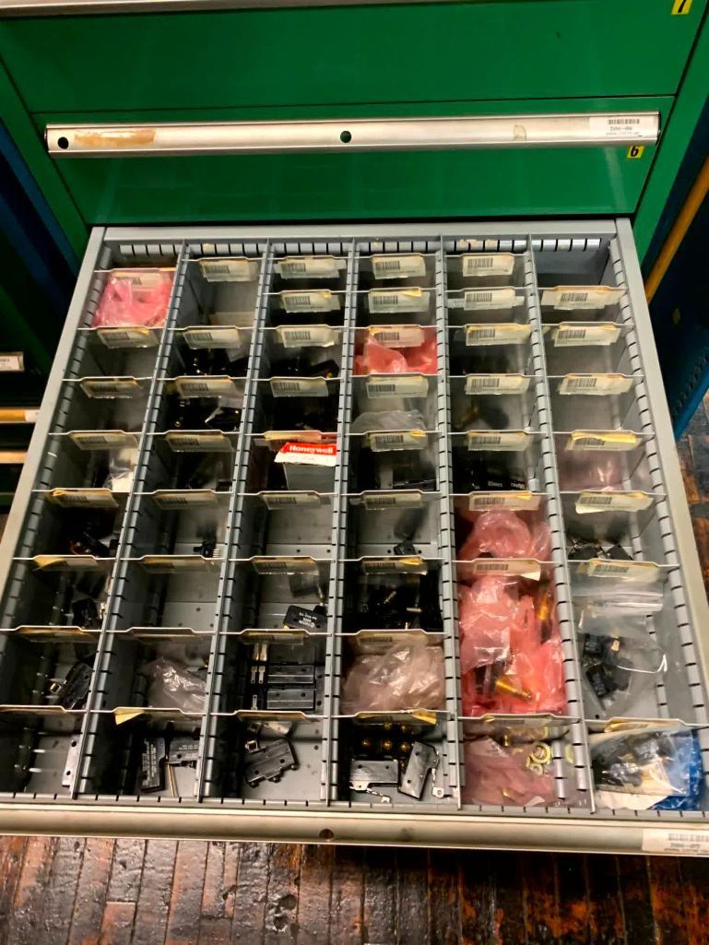 Lista 9-Drawer Cabinet: Contacts, Terminal Boards, Switches, Microswitches - Image 6 of 10