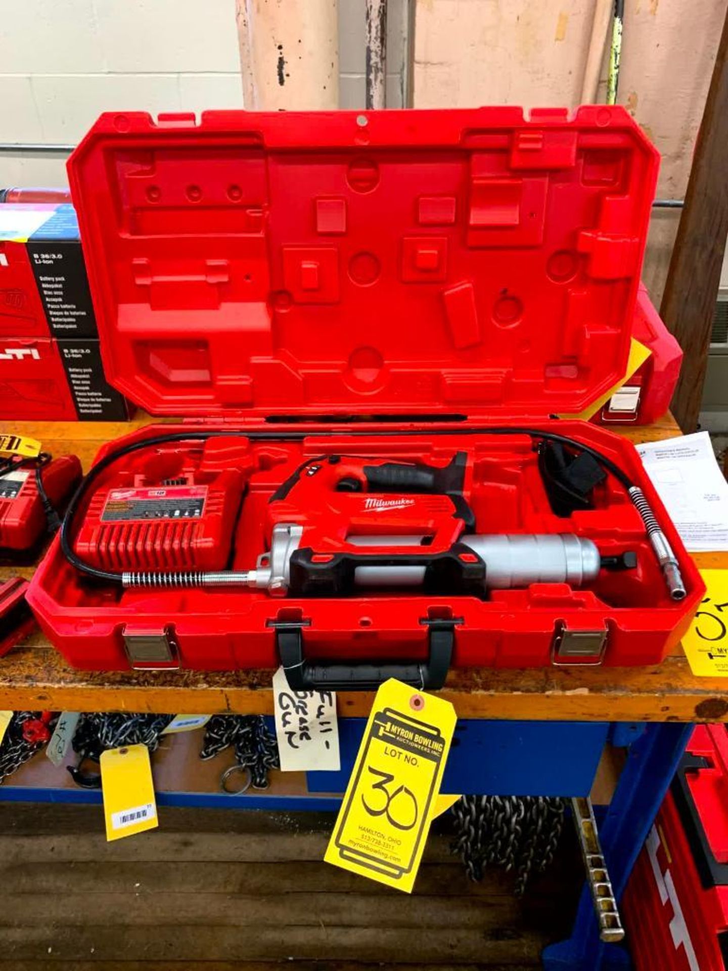 Milwaukee 18 V Grease Gun w/Battery Charger & Case