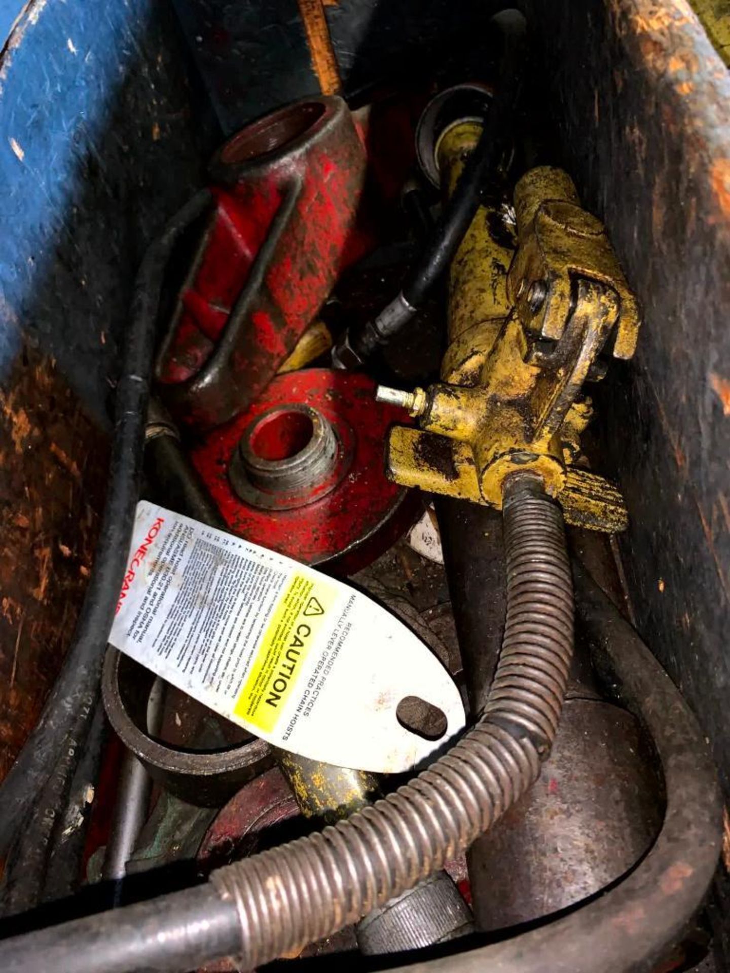 Crate w/ Portable Hydraulic Jacks & Hand Pump - Image 3 of 5