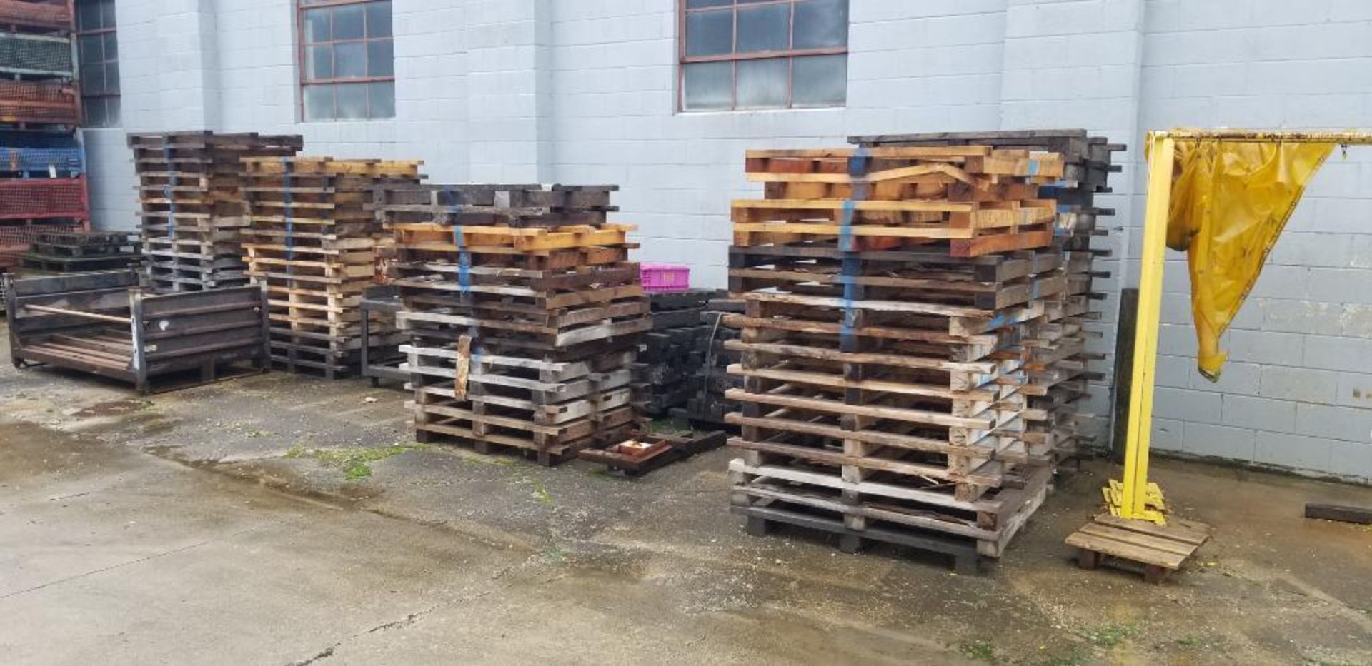 (9x) Stacks of Hardwood Skids & Dunnage