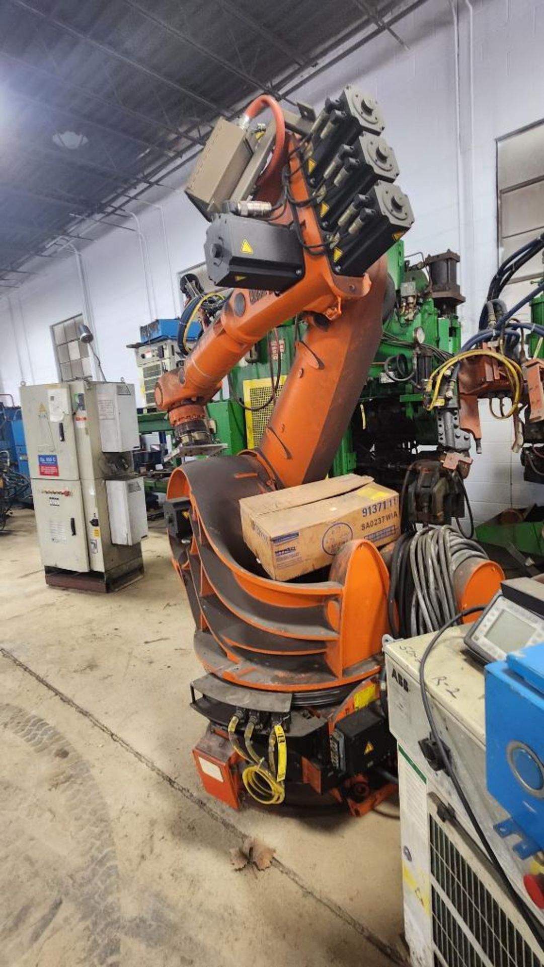 Kuka Robotic Arm, Model KR100P/1, S/N 77092, w/ Kuka Control Cabinet, KR C1.06, 3x480V - Image 2 of 9