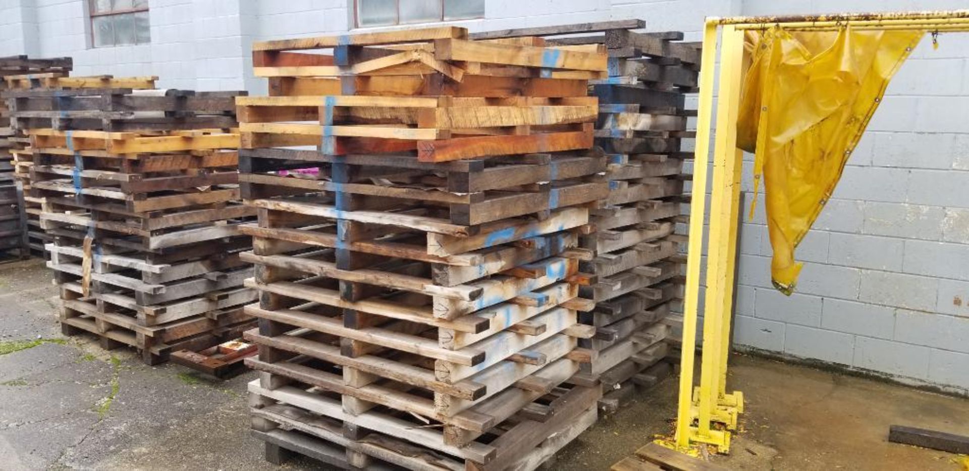 (9x) Stacks of Hardwood Skids & Dunnage - Image 2 of 8