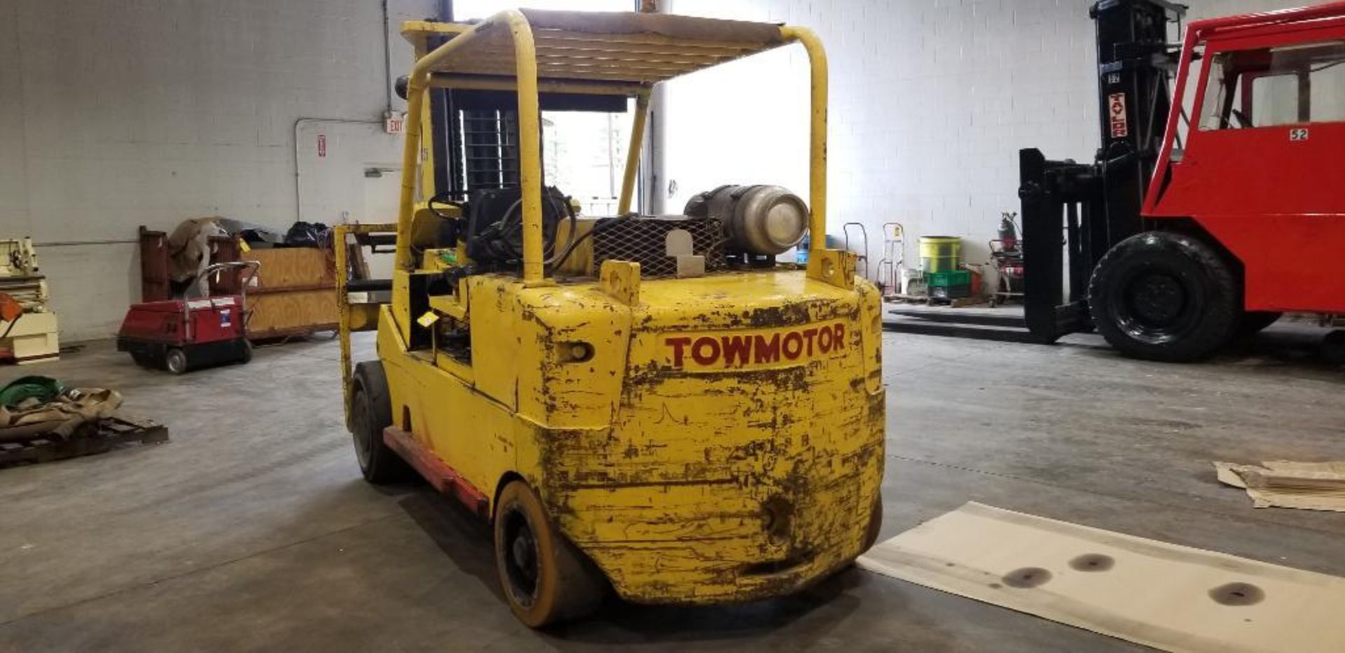 Towmotor Forklift Truck, Model 950SG25030, S/N 950S650007, LPG, 25,000 LB. Capacity, 2-Stage Mast, 1 - Image 4 of 9