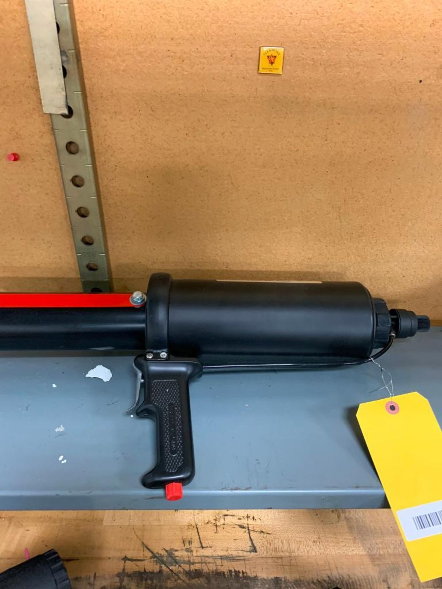 Pneumatic Caulking Gun