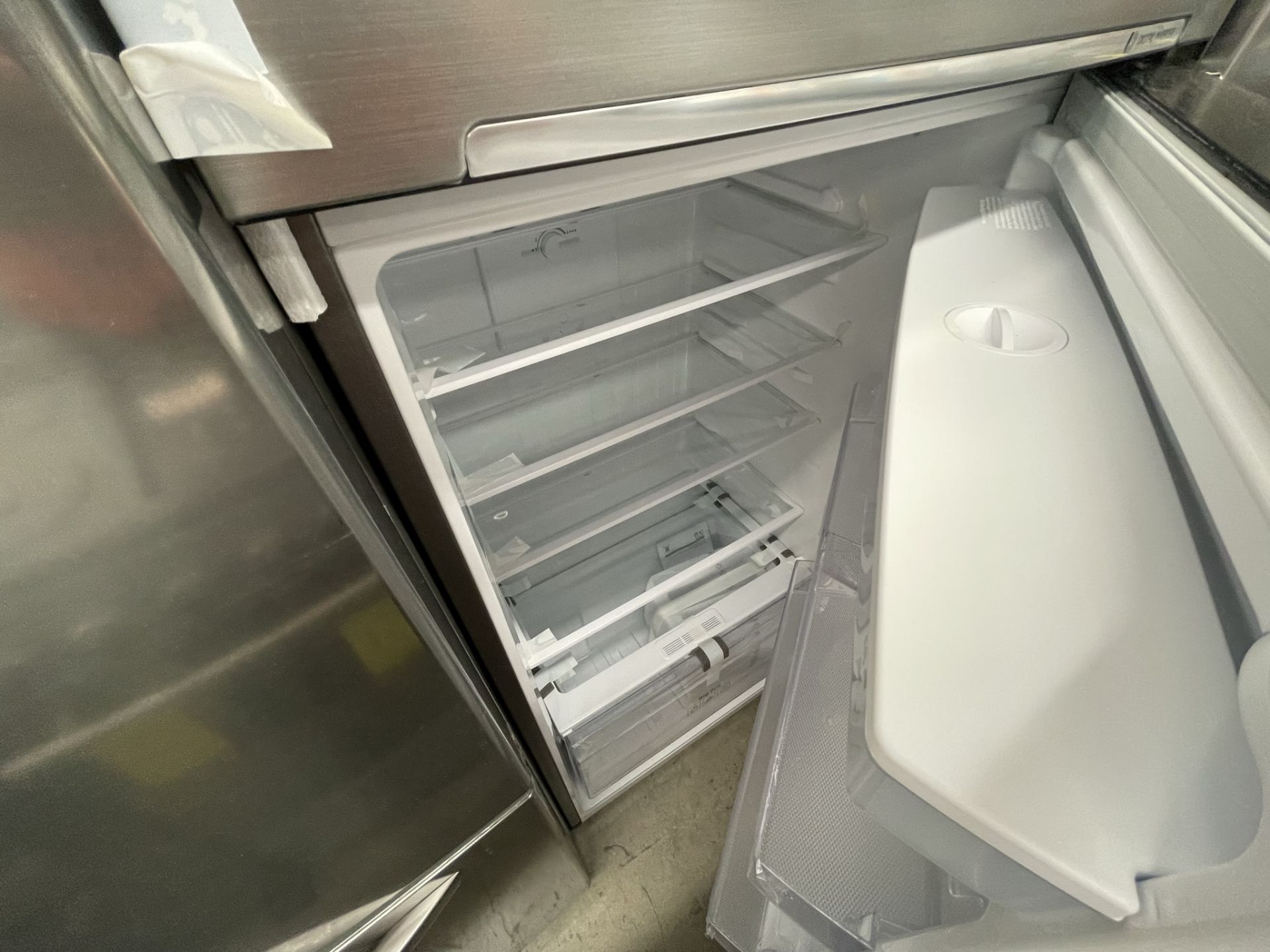 (EQUIPO NUEVO) 1 Refrigerador Con Dispensador De Agua Marca SAMSUNG, Modelo RT38A571JS9, Serie 9015 - Image 7 of 8