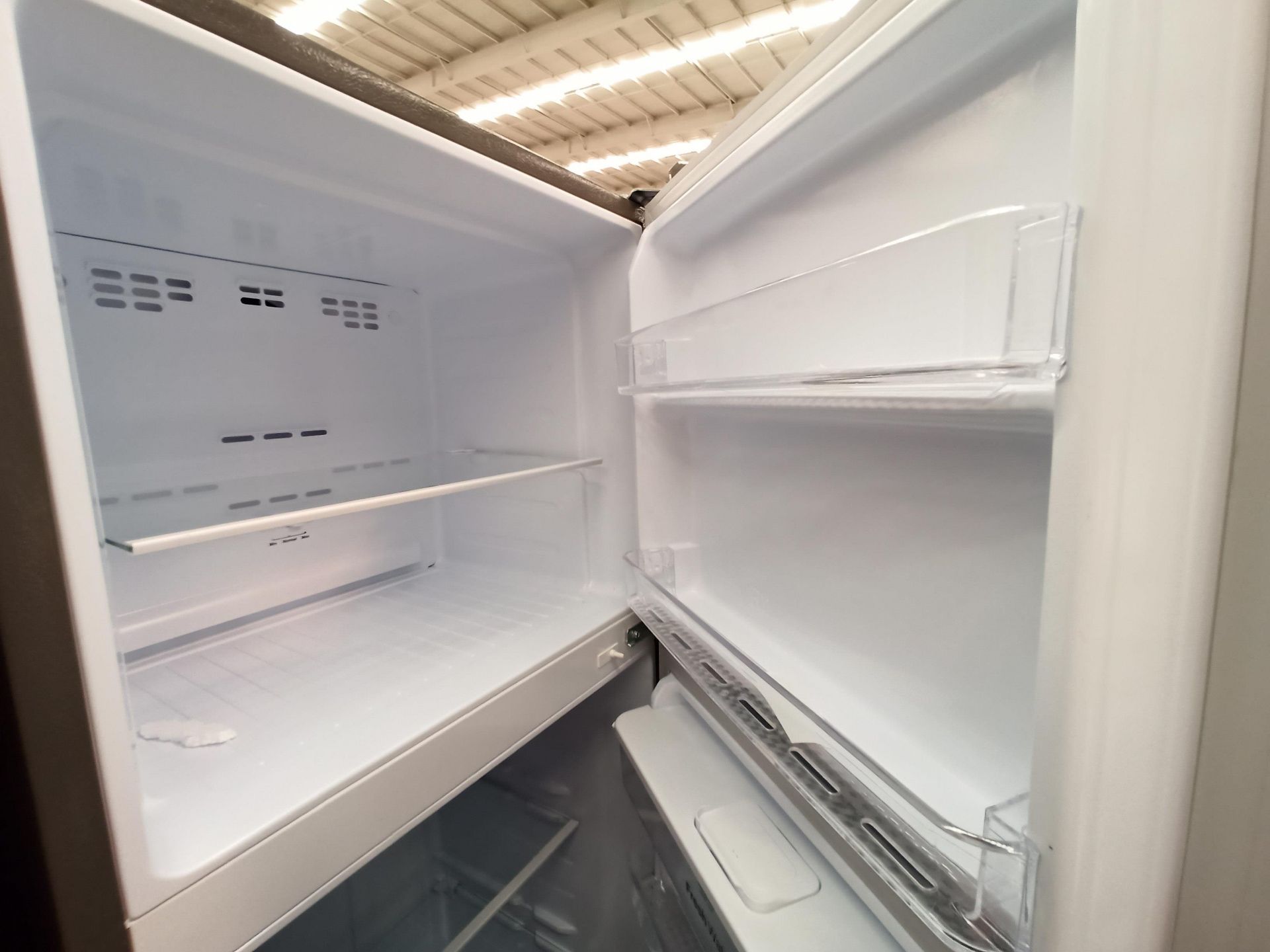 Lote de 2 refrigeradores contiene: 1 Refrigerador con dispensador de agua Marca MABE, Modelo RMA300 - Image 16 of 18