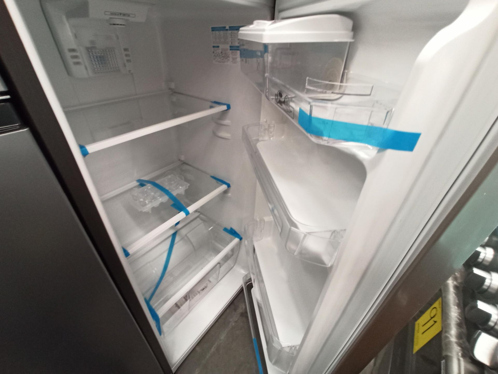 Lote de 2 refrigeradores contiene: 1 Refrigerador con dispensador de agua Marca MABE, Modelo RMA300 - Image 5 of 18