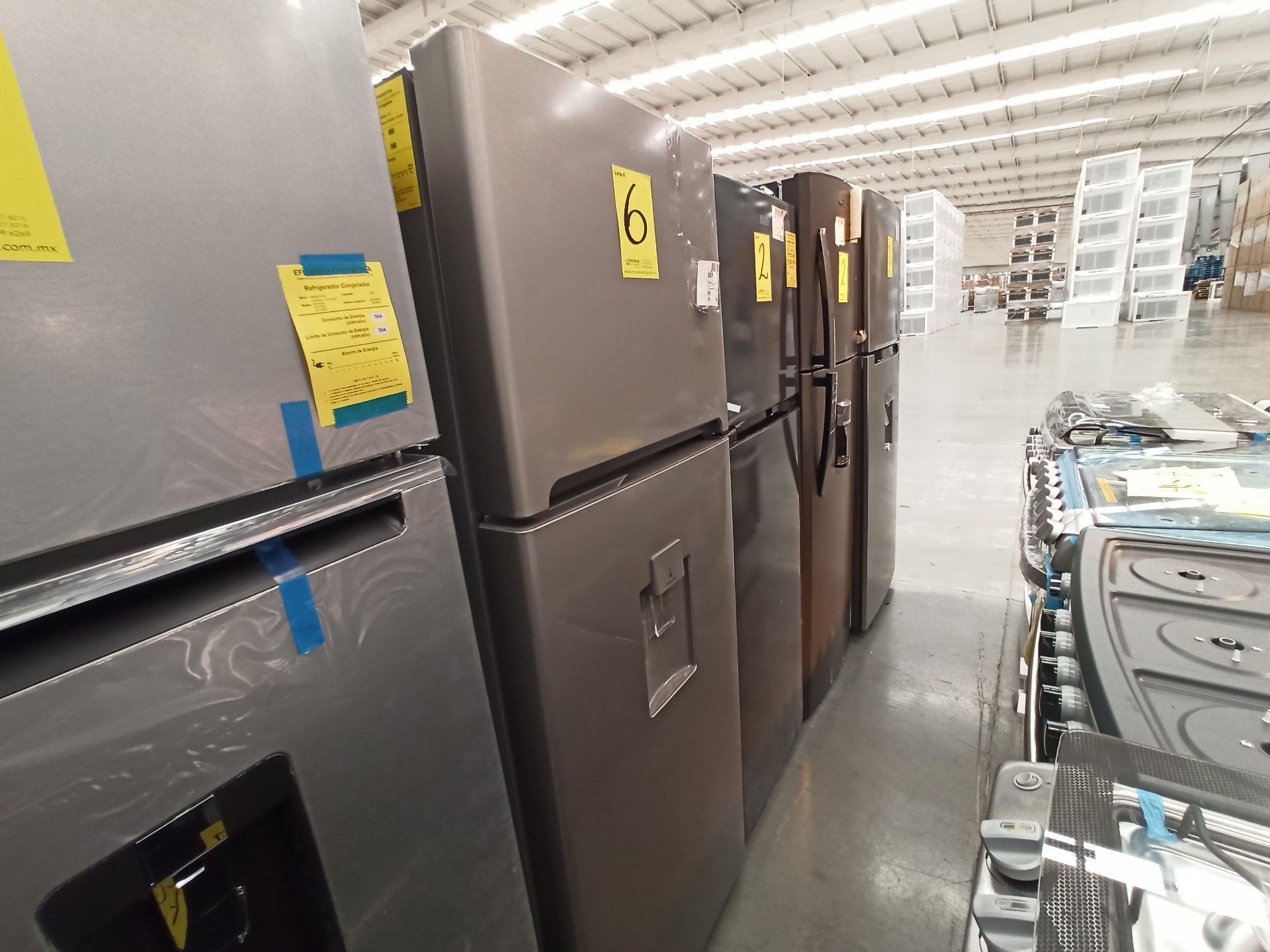 Lote de 2 refrigeradores contiene: 1 Refrigerador con dispensador de agua Marca MABE, Modelo RMA300 - Image 12 of 18