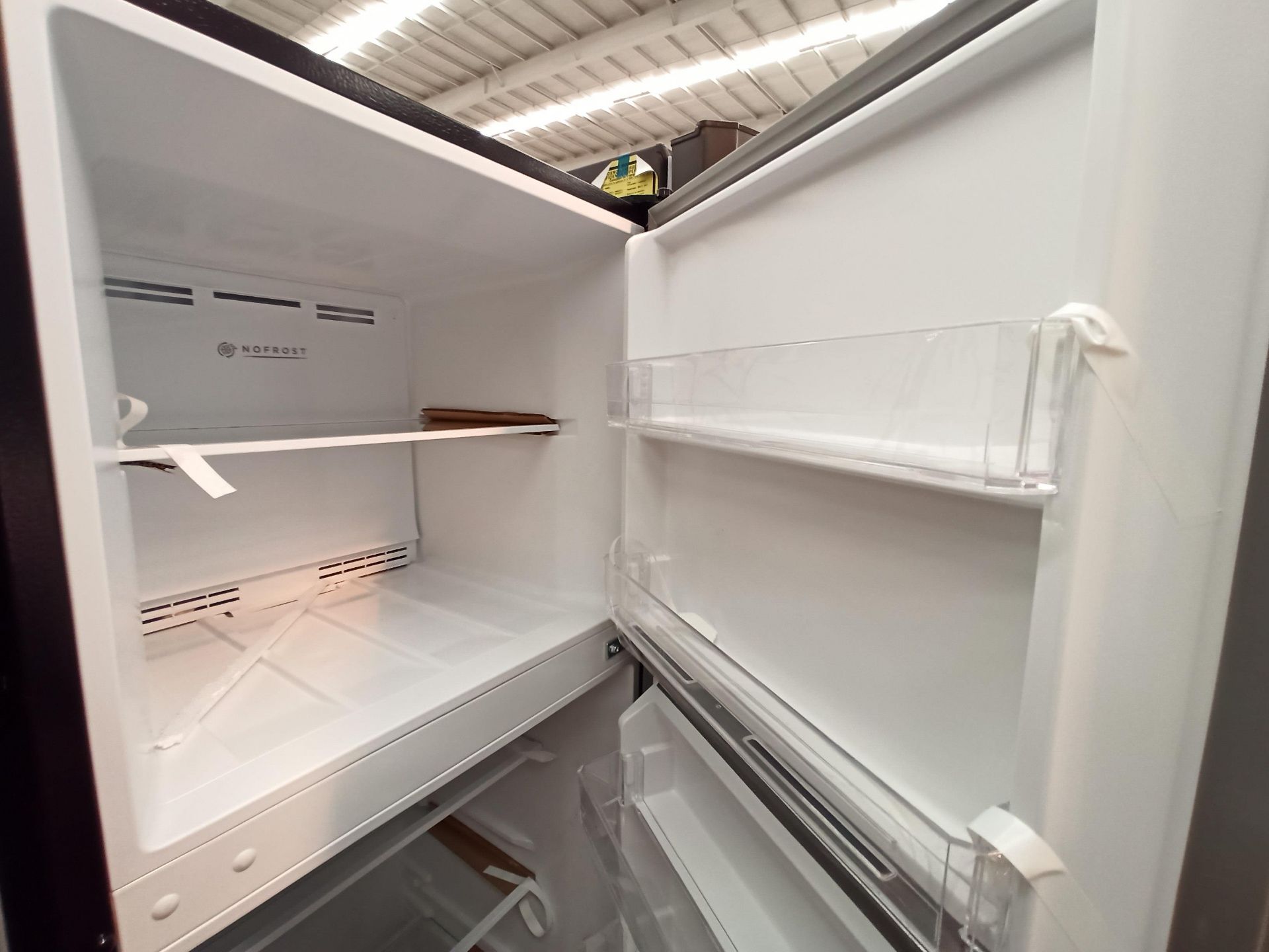 Lote de 2 refrigeradores contiene: 1 Refrigerador con dispensador de agua Marca MABE, Modelo RMA300 - Image 16 of 17