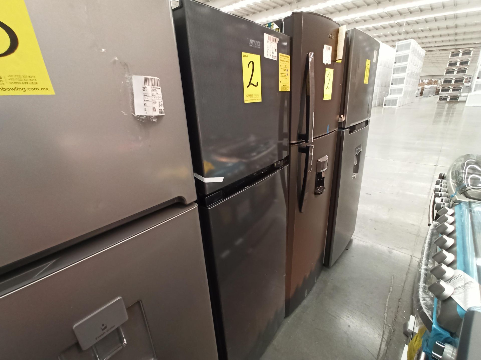 Lote de 2 refrigeradores contiene: 1 Refrigerador con dispensador de agua Marca MABE, Modelo RMA300 - Image 13 of 17