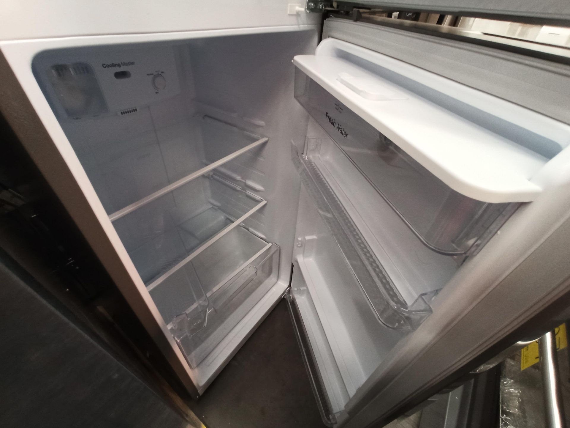 Lote de 2 refrigeradores contiene: 1 Refrigerador con dispensador de agua Marca MABE, Modelo RMA300 - Image 17 of 18