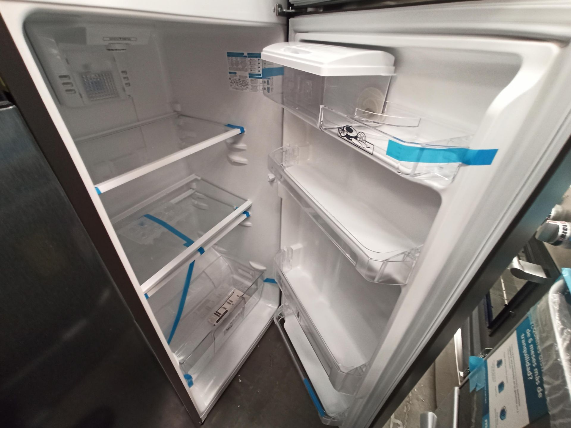 Lote de 2 refrigeradores contiene: 1 Refrigerador con dispensador de agua Marca MABE, Modelo RMA300 - Image 5 of 17