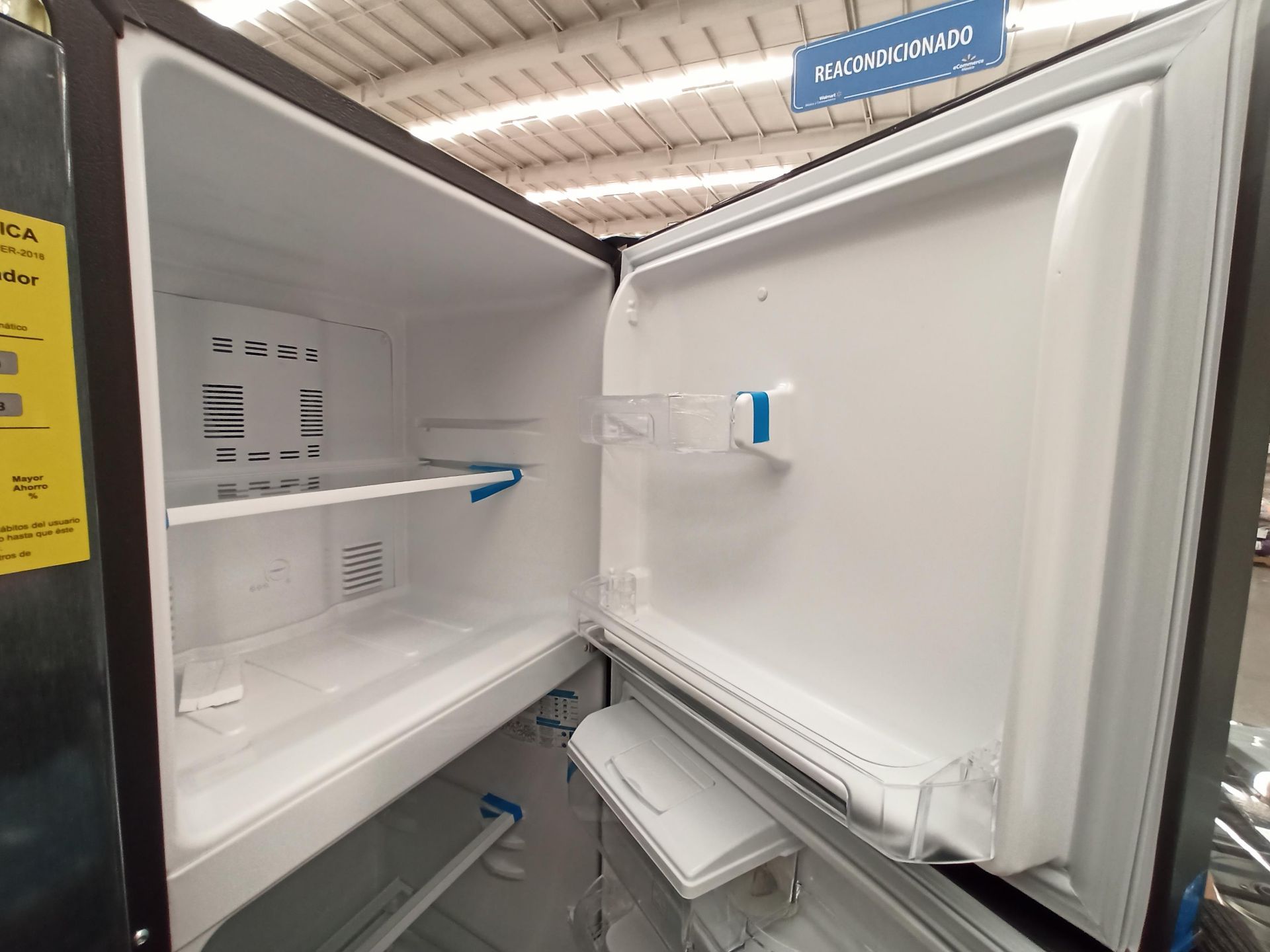 Lote de 2 refrigeradores contiene: 1 Refrigerador con dispensador de agua Marca MABE, Modelo RMA300 - Image 4 of 17