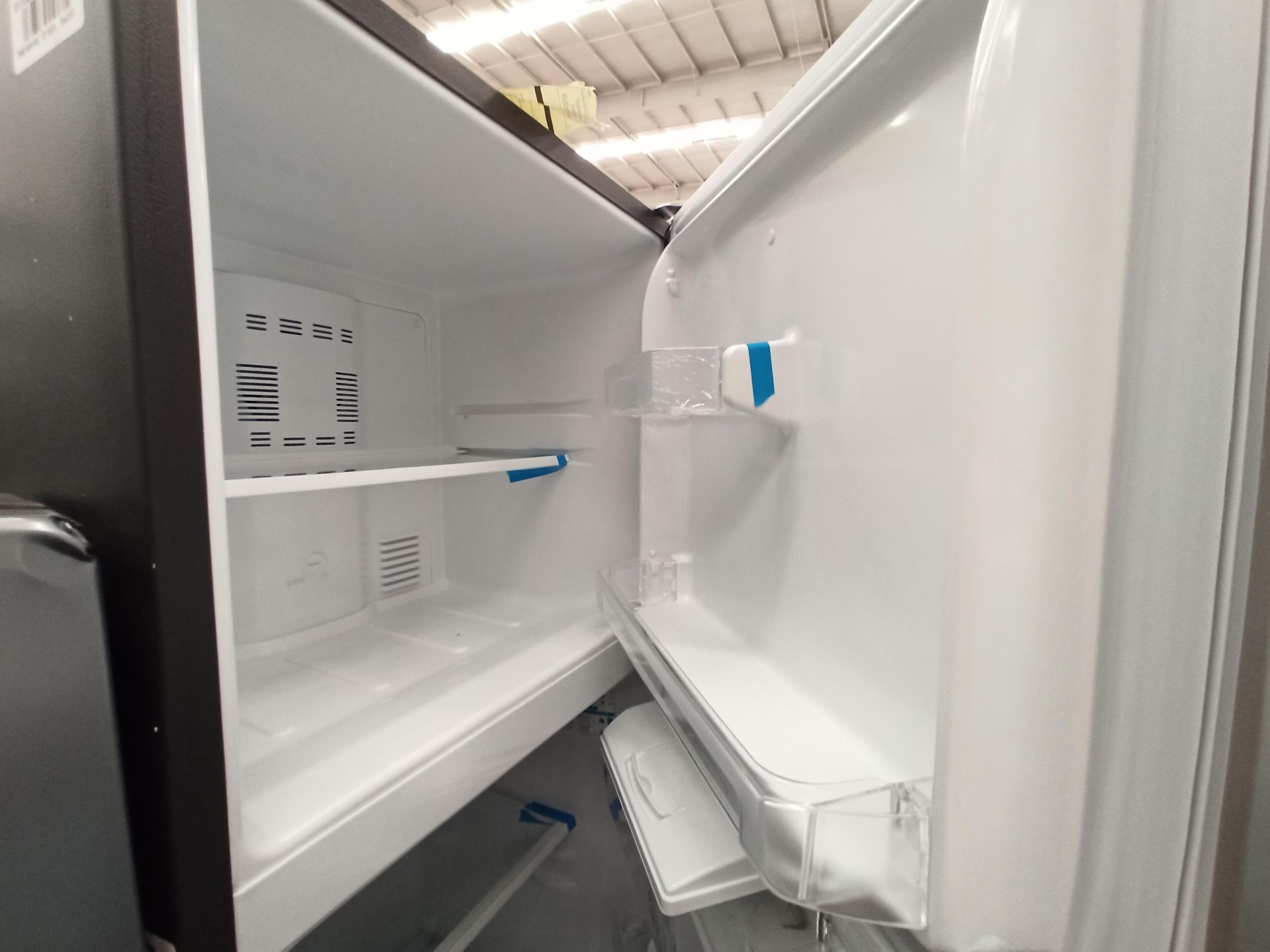 Lote de 2 refrigeradores contiene: 1 Refrigerador con dispensador de agua Marca MABE, Modelo RMA300 - Image 4 of 18