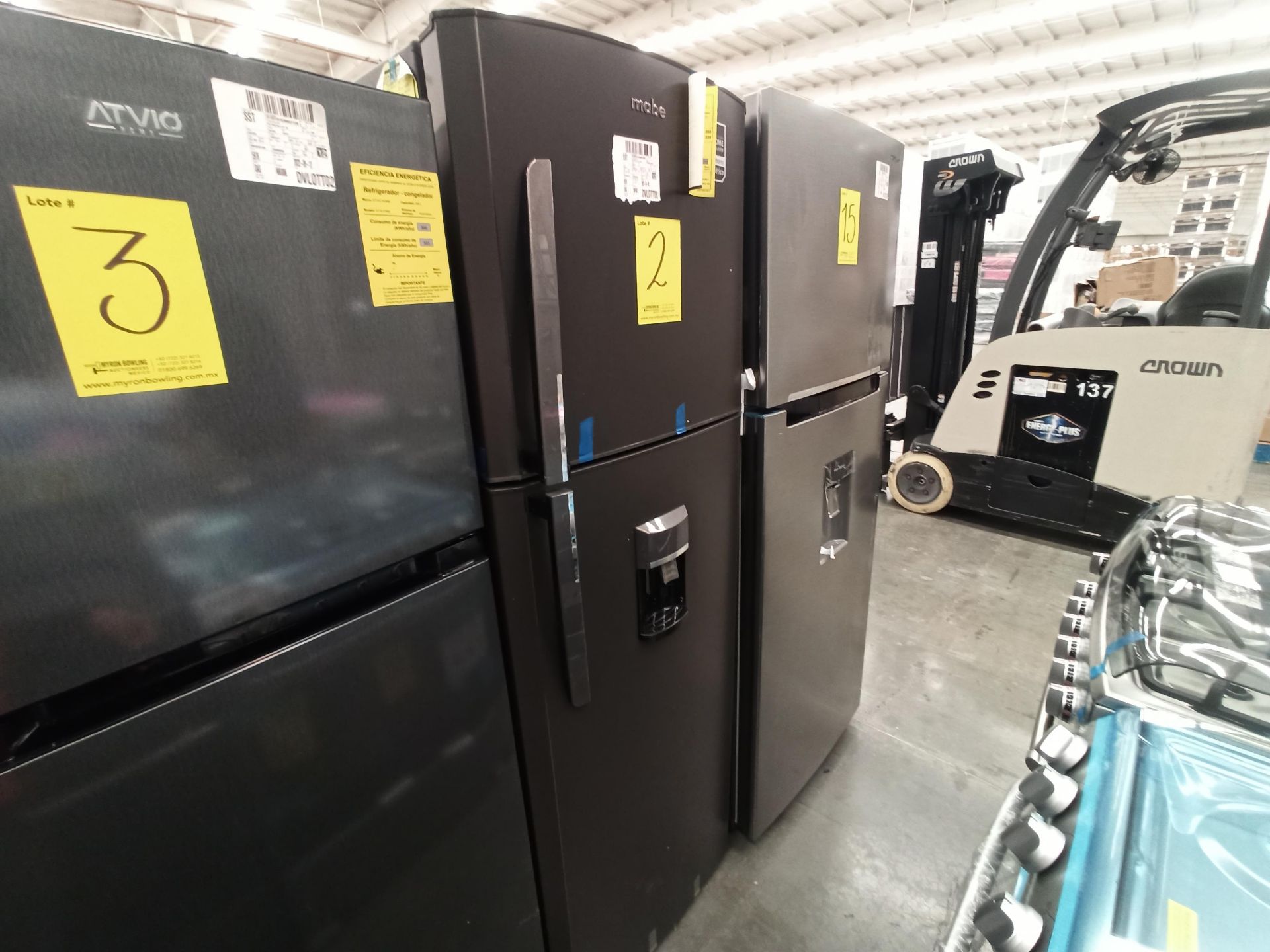Lote de 2 refrigeradores contiene: 1 Refrigerador con dispensador de agua Marca MABE, Modelo RMA300 - Image 8 of 17