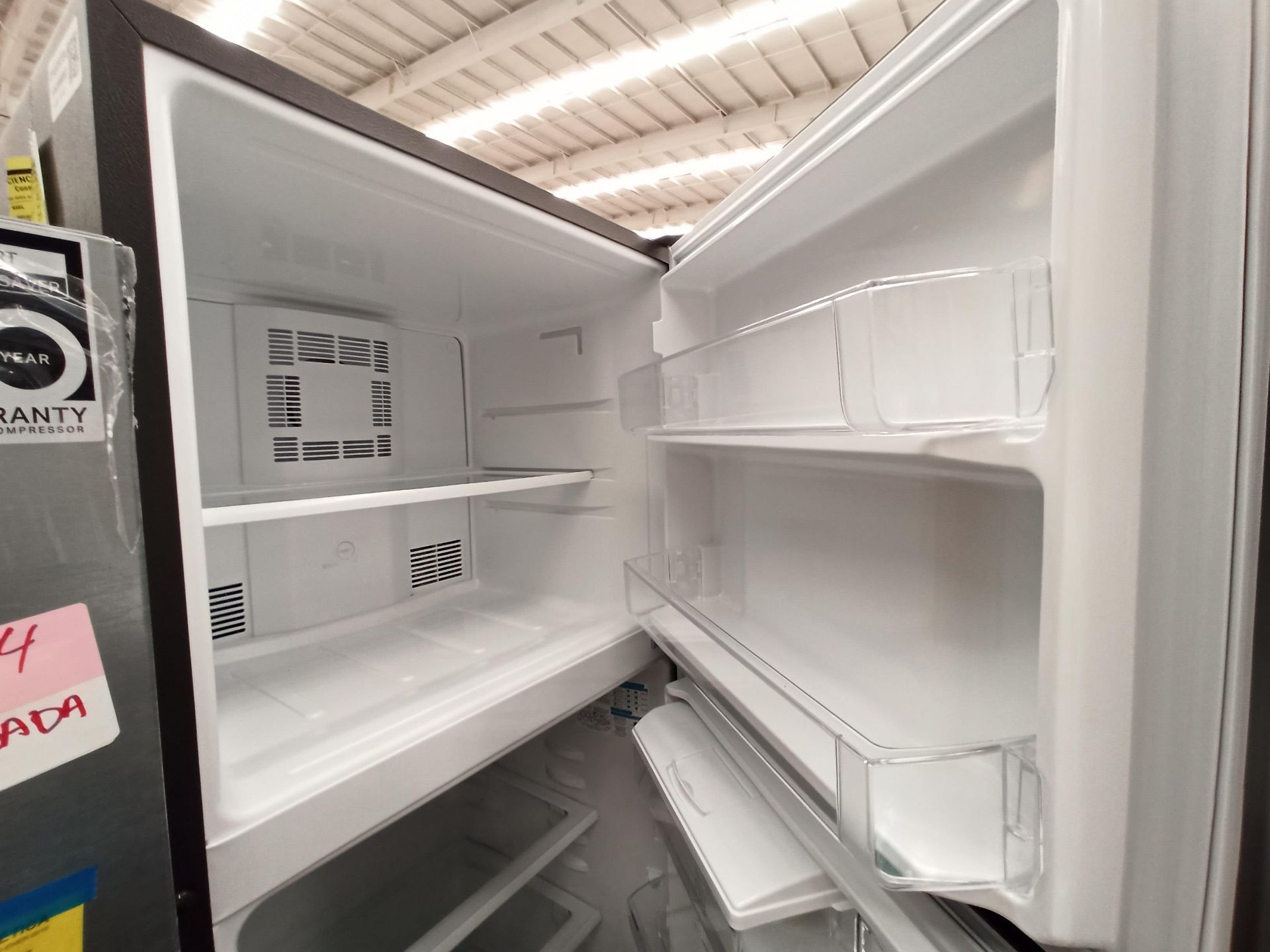 Lote de 2 refrigeradores contiene: 1 Refrigerador Marca WHIRLPOOL, Modelo WT1818A, Serie 878989, Co - Image 14 of 16