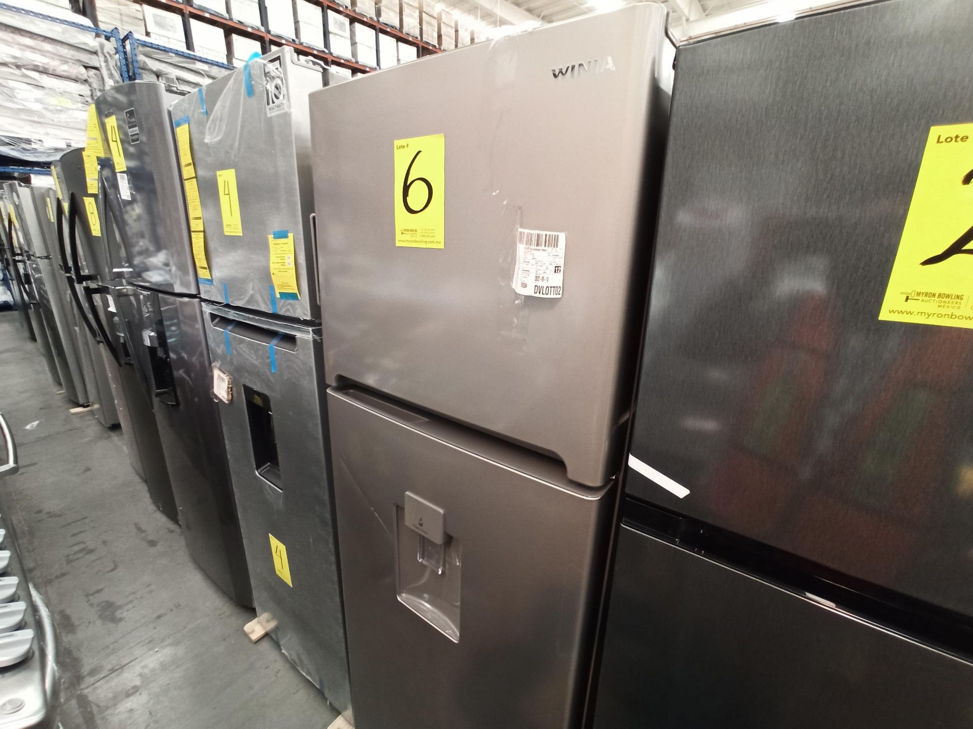 Lote de 2 refrigeradores contiene: 1 Refrigerador con dispensador de agua Marca MABE, Modelo RMA300 - Image 15 of 18