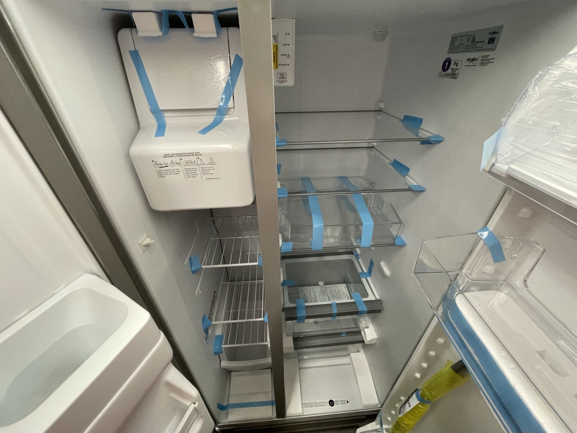 (EQUIPO NUEVO) 1 Refrigerador con dispensador de agua Marca WHIRLPOOL, Modelo WD2620S, Serie 363901 - Image 7 of 8