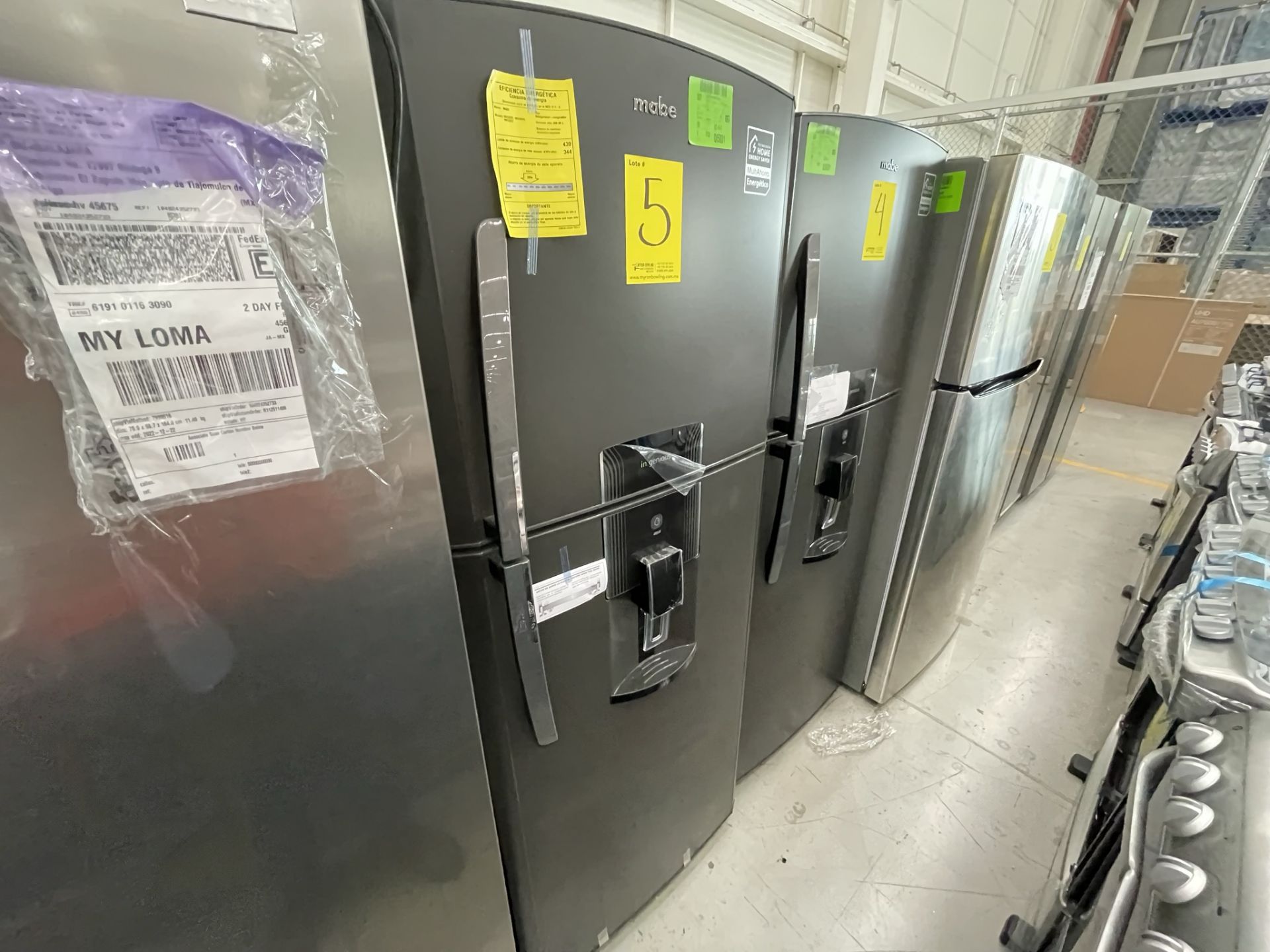 Lote de 2 Refrigeradores contiene: 1 Refrigerador con dispensador de agua Marca MABE, Modelo RME360 - Image 13 of 23