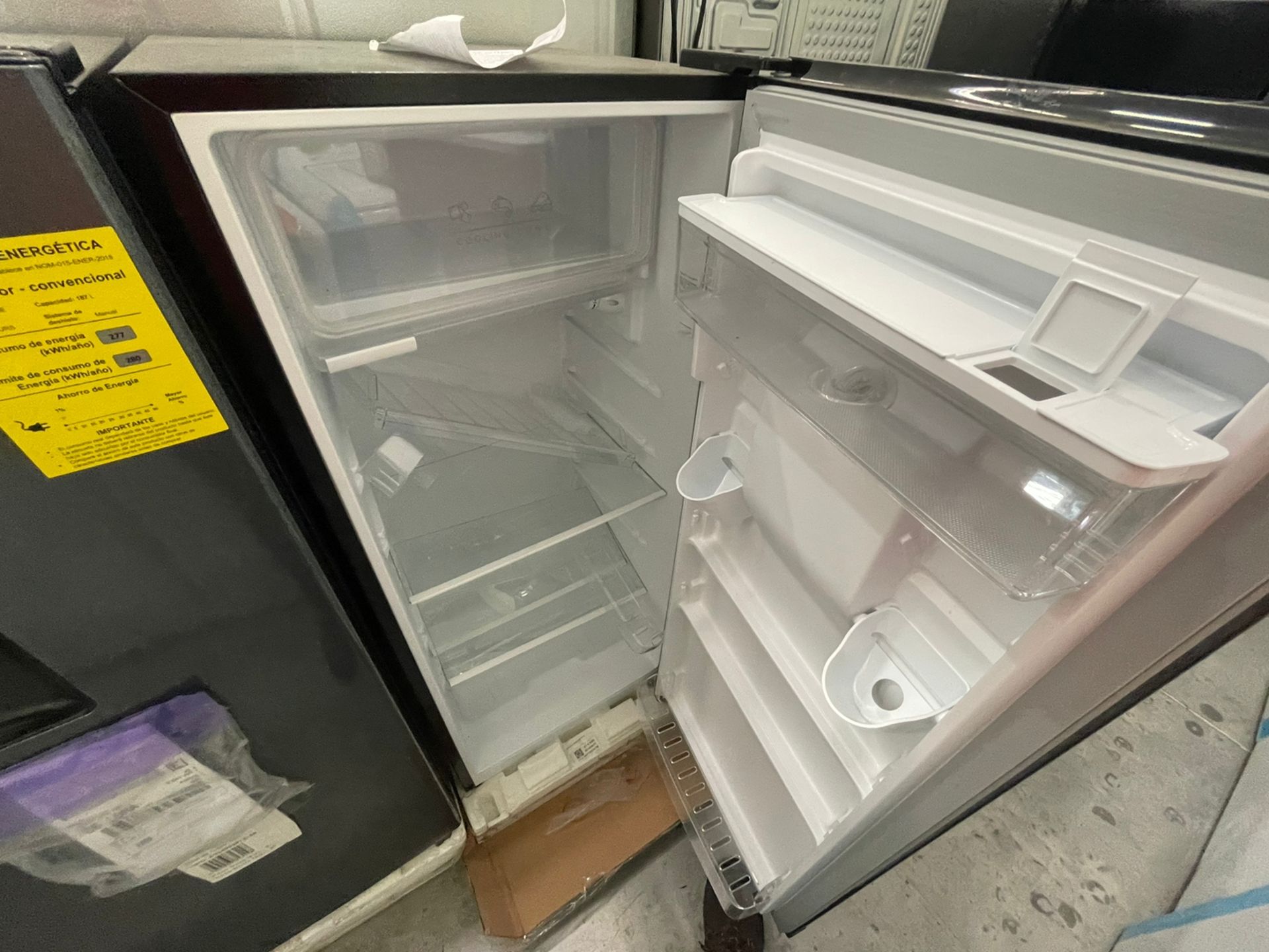 Lote de 2 Refrigeradores contiene: 1 Refrigerador con dispensador de agua Marca MABE, Modelo RMA250 - Image 12 of 13