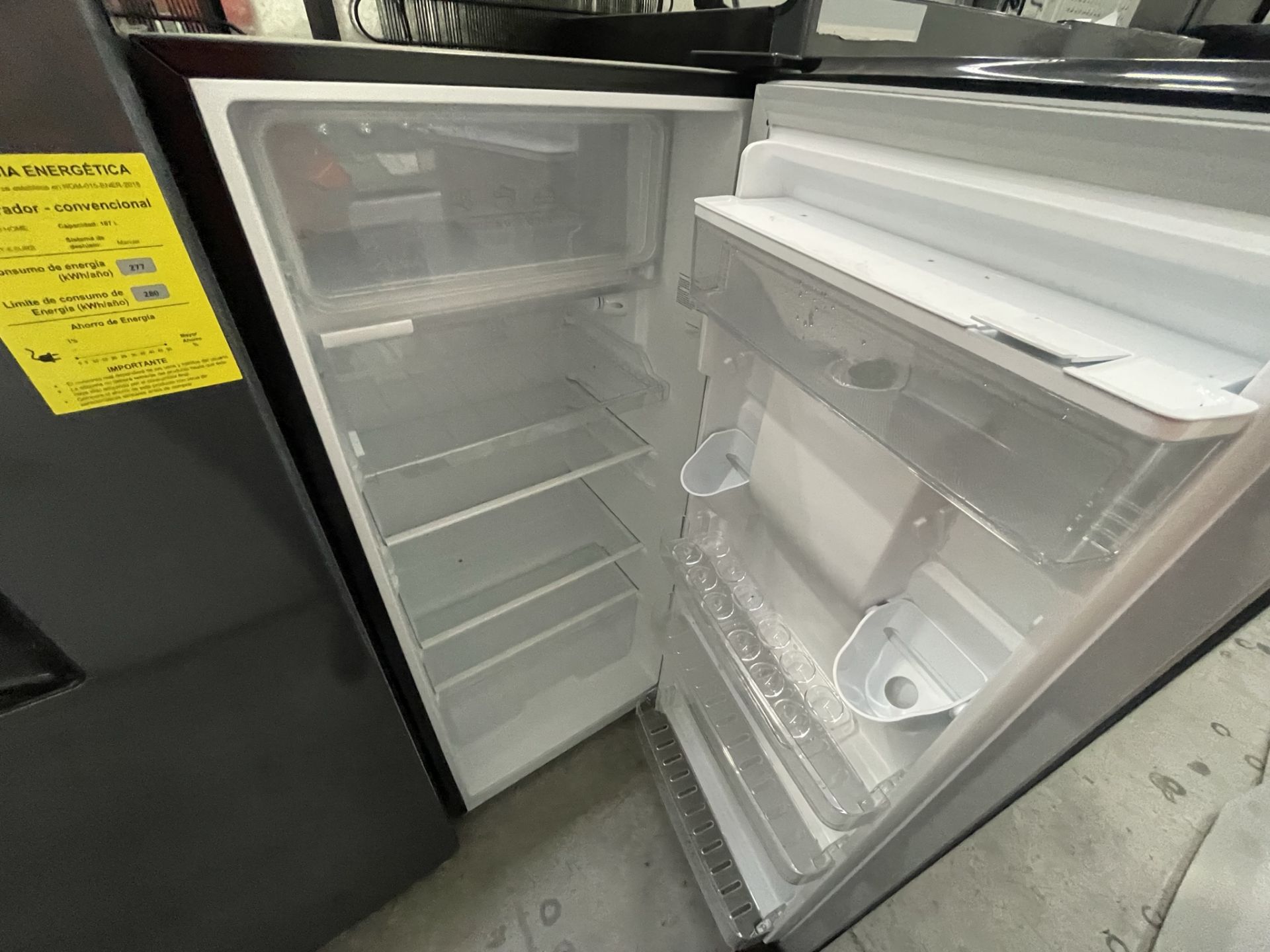 Lote de 2 Refrigeradores contiene: 1 Refrigerador Marca OSTER, Modelo OSSBSME20SSEVI, Serie N/D, Col - Image 21 of 23