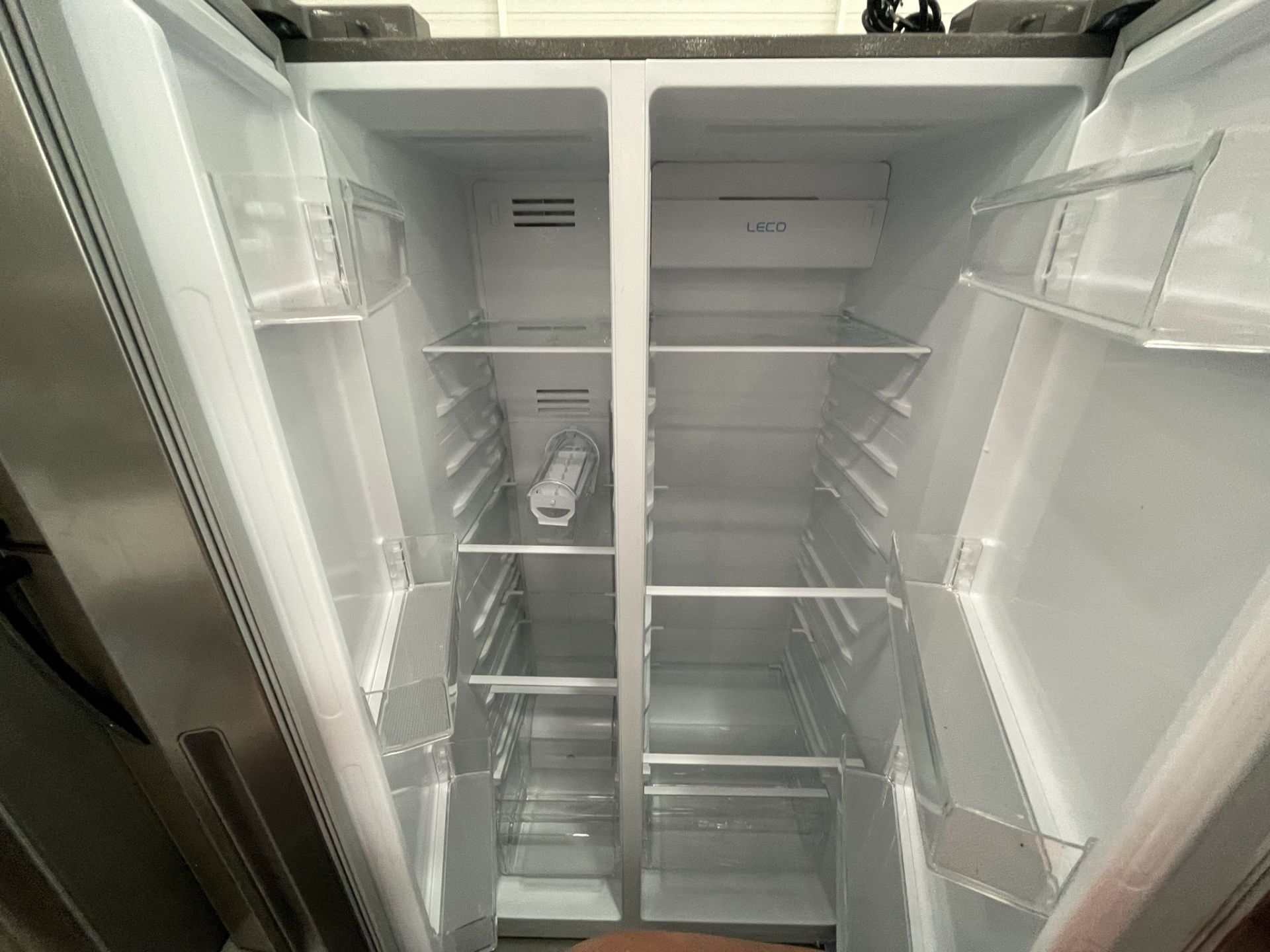 Lote de 2 Refrigeradores contiene: 1 Refrigerador Marca OSTER, Modelo OSSBSME20SSEVI, Serie N/D, Col - Image 13 of 23