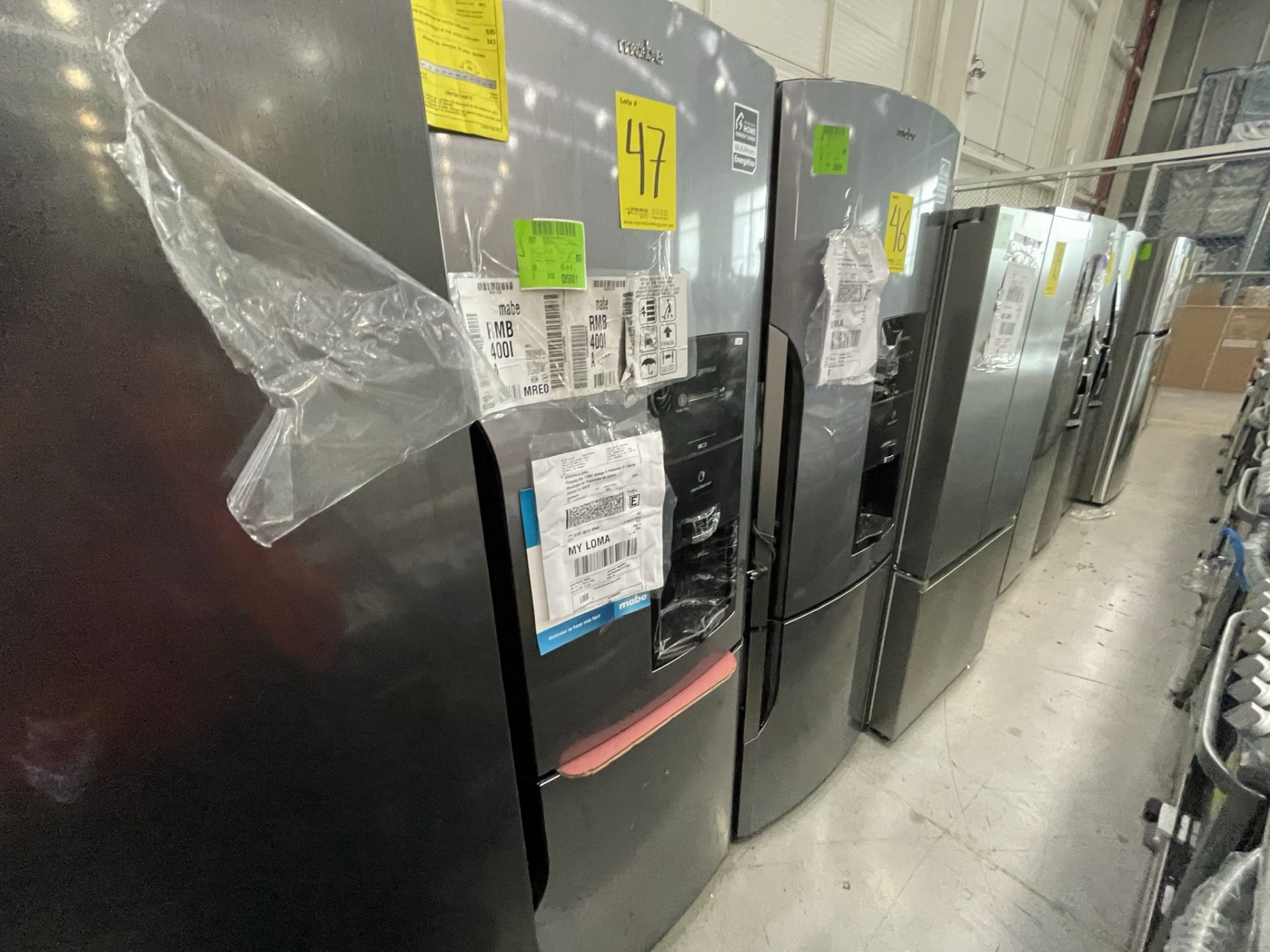 Lote de 2 Refrigeradores contiene: 1 Refrigerador con dispensador de agua Marca MABE, Modelo RMB400 - Image 14 of 24