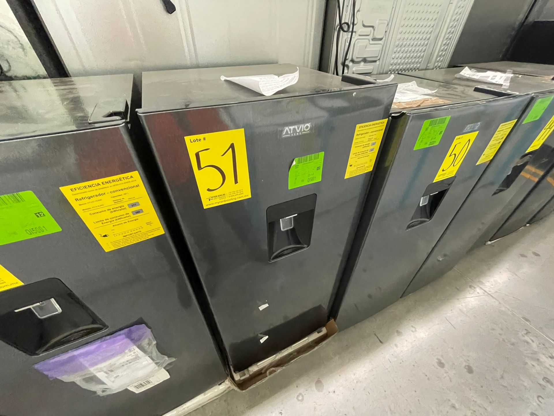 Lote de 2 Refrigeradores contiene: 1 Refrigerador con dispensador de agua Marca MABE, Modelo RMA250 - Image 7 of 13
