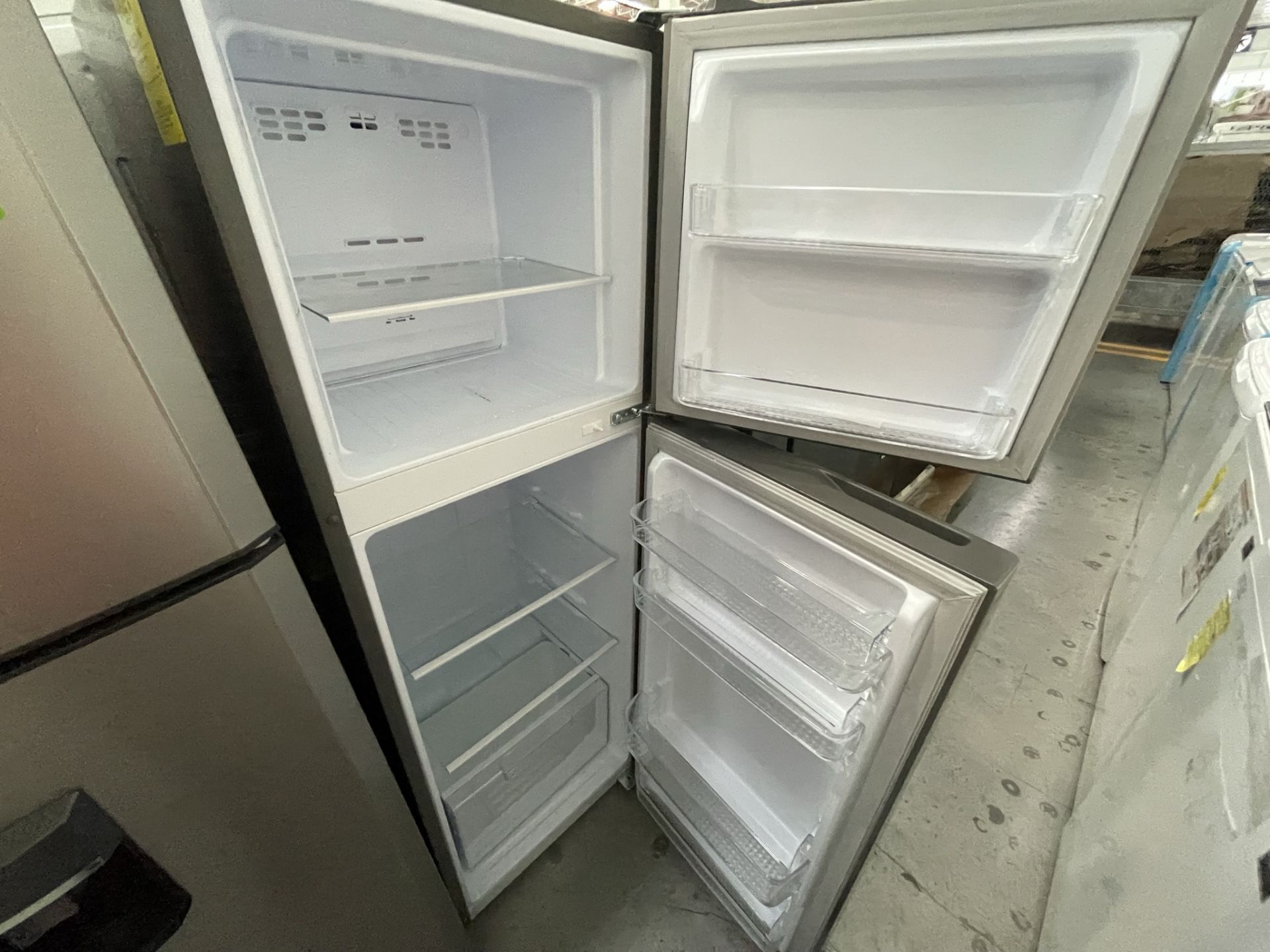 Lote de 2 Refrigeradores contiene: 1 Refrigerador Marca WINIA, Modelo DRF25210GN, Serie 370028, Col - Image 19 of 28