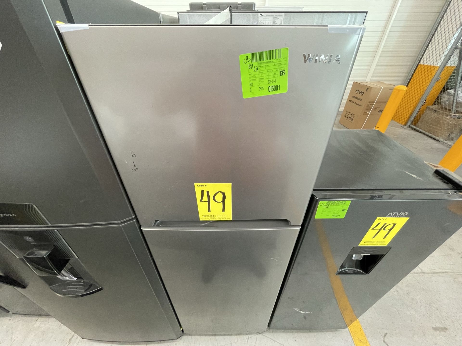 Lote de 2 Refrigeradores contiene: 1 Refrigerador Marca WINIA, Modelo DRF25210GN, Serie 370028, Col - Image 4 of 28