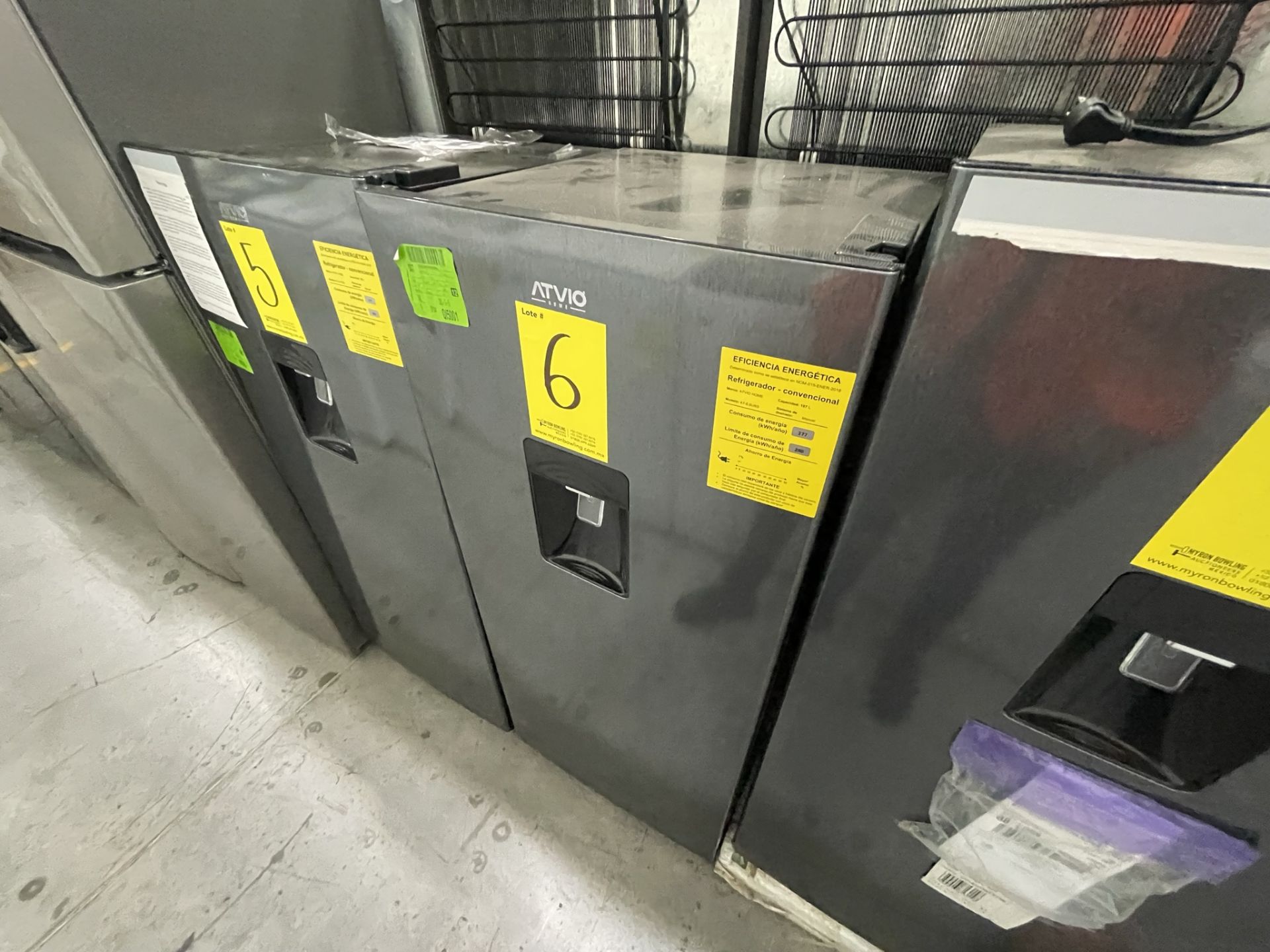 Lote de 2 Refrigeradores contiene: 1 Refrigerador Marca OSTER, Modelo OSSBSME20SSEVI, Serie N/D, Col - Image 18 of 23