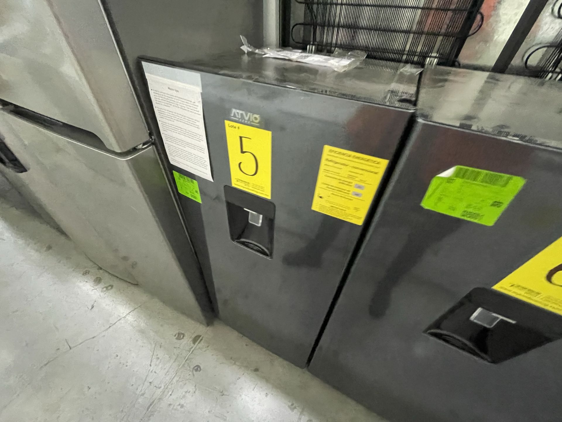 Lote de 2 Refrigeradores contiene: 1 Refrigerador con dispensador de agua Marca MABE, Modelo RME360 - Image 18 of 23