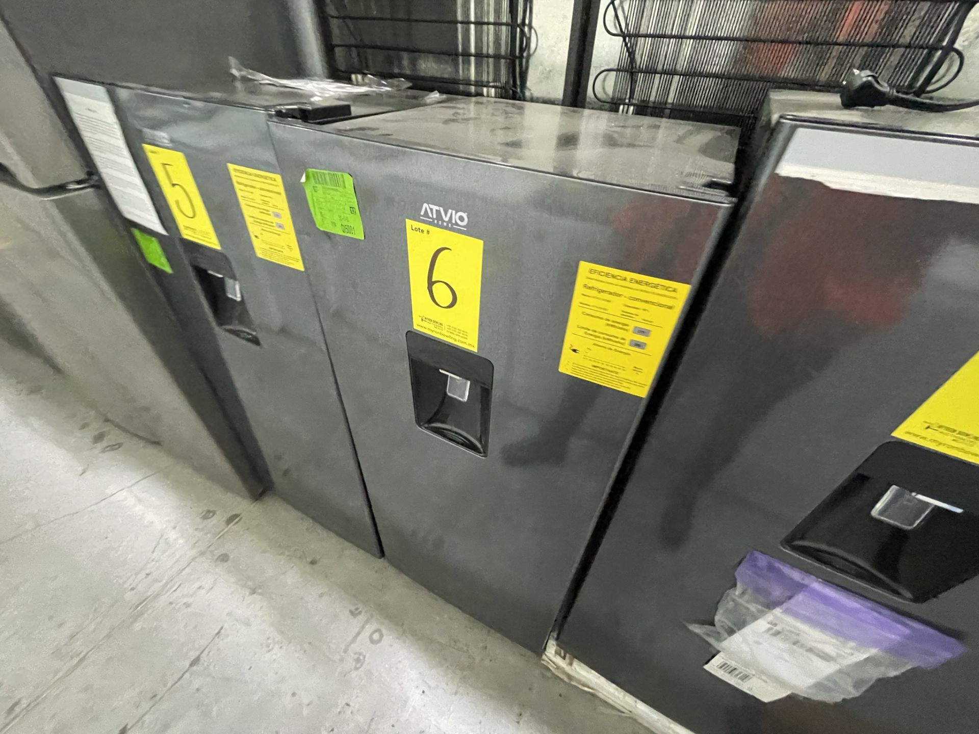 Lote de 2 Refrigeradores contiene: 1 Refrigerador Marca OSTER, Modelo OSSBSME20SSEVI, Serie N/D, Col - Image 17 of 23