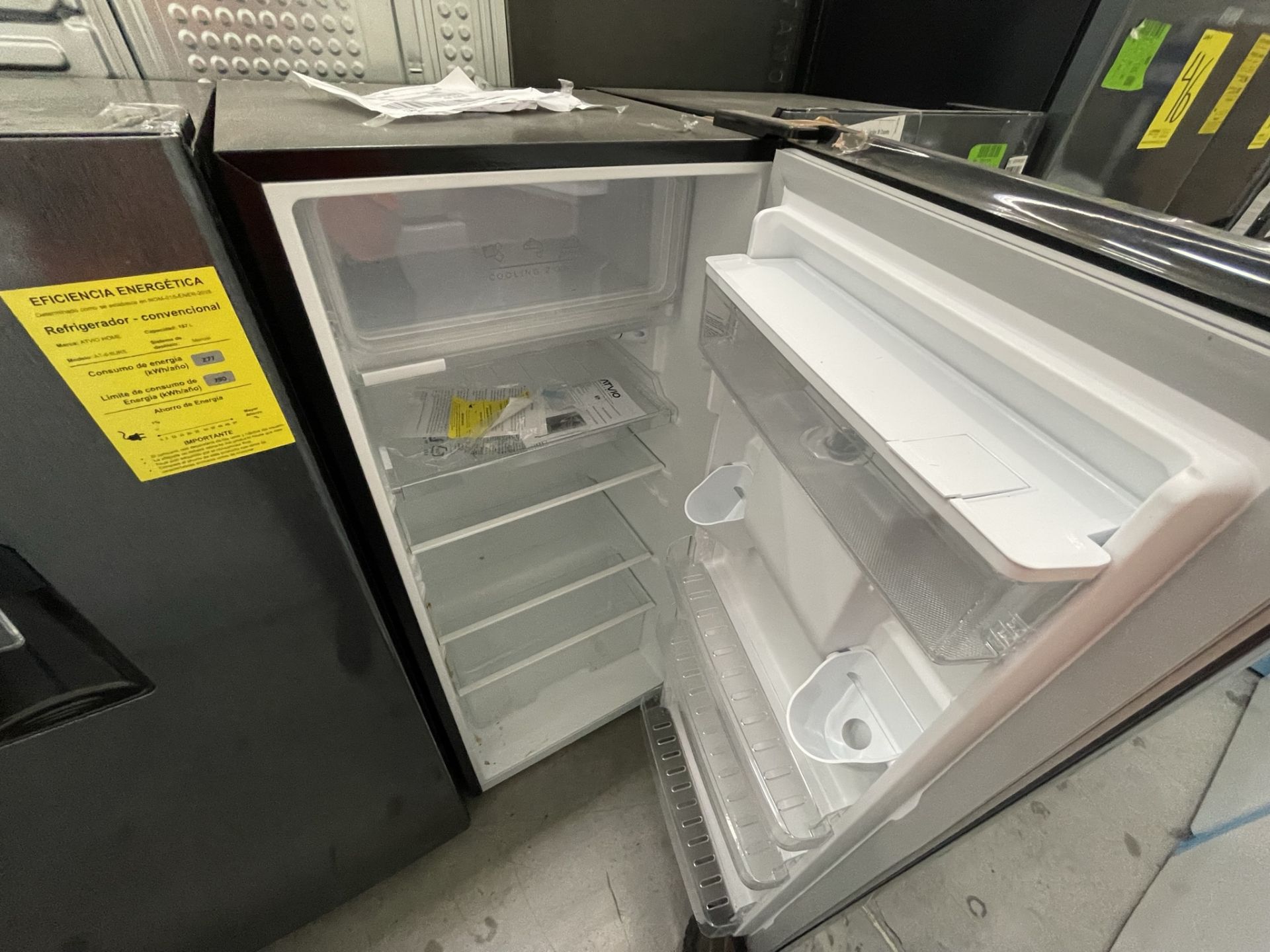 Lote de 2 Refrigeradores contiene: 1 Refrigerador Marca WINIA, Modelo DRF25210GN, Serie 370028, Col - Image 27 of 28