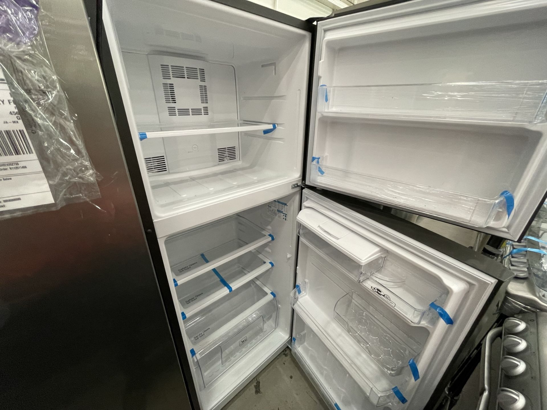 Lote de 2 Refrigeradores contiene: 1 Refrigerador con dispensador de agua Marca MABE, Modelo RME360 - Image 14 of 23