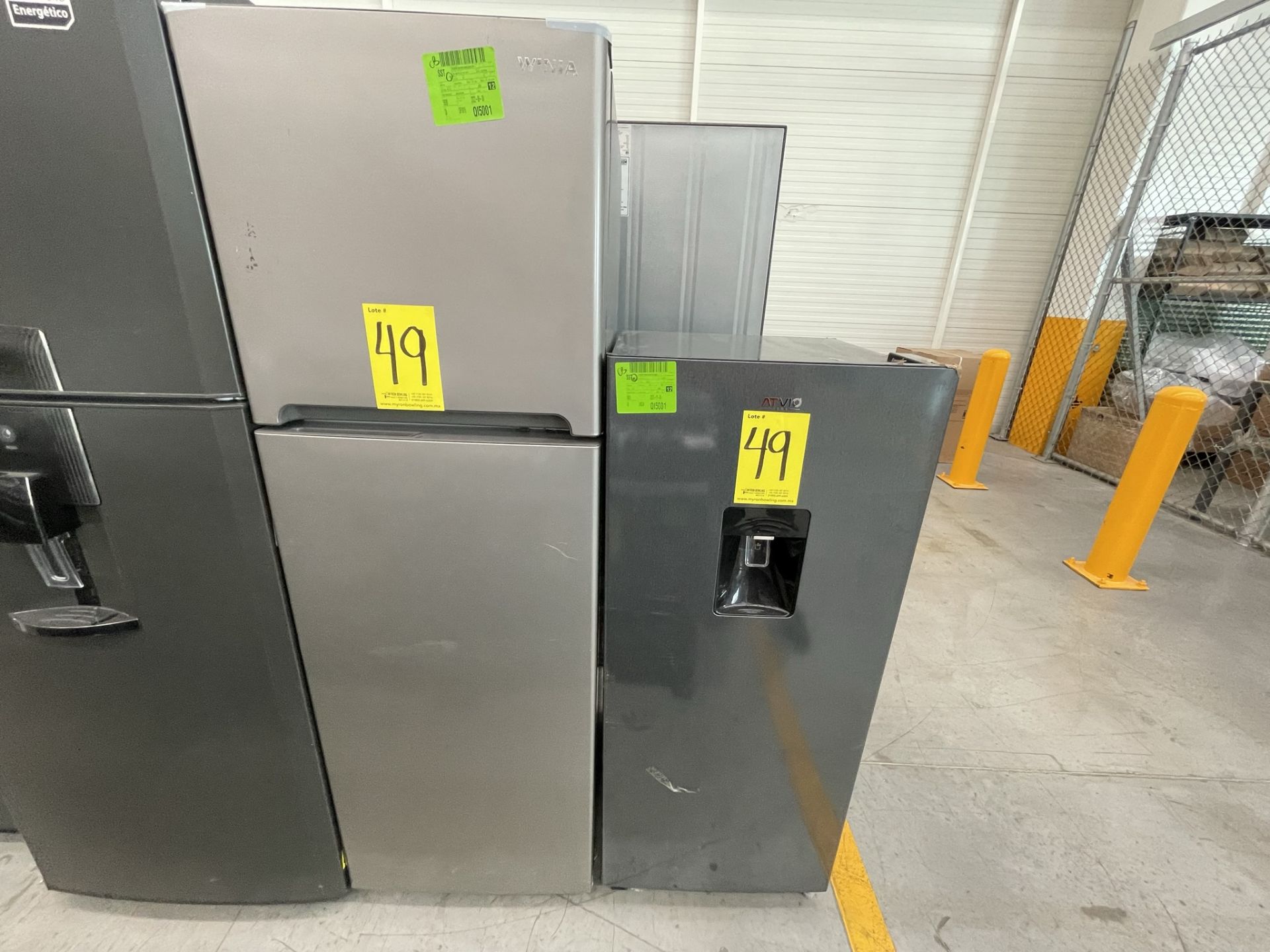 Lote de 2 Refrigeradores contiene: 1 Refrigerador Marca WINIA, Modelo DRF25210GN, Serie 370028, Col