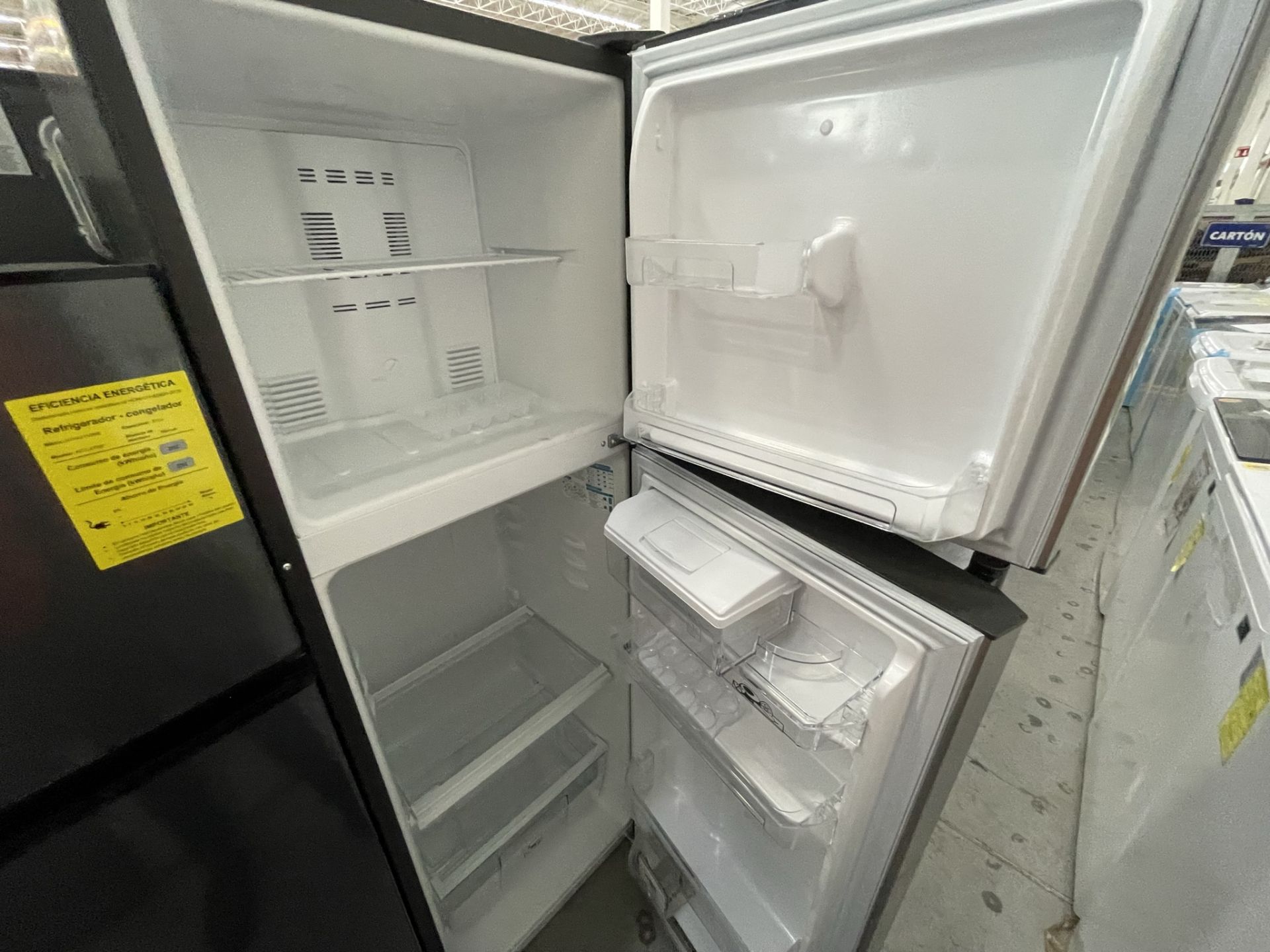 Lote de 2 Refrigeradores contiene: 1 Refrigerador con dispensador de agua Marca MABE, Modelo RMA250 - Image 12 of 21