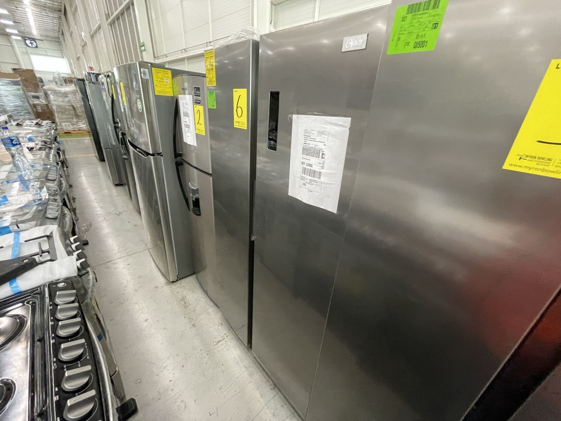 Lote de 2 Refrigeradores contiene: 1 Refrigerador Marca OSTER, Modelo OSSBSME20SSEVI, Serie N/D, Col - Image 10 of 23