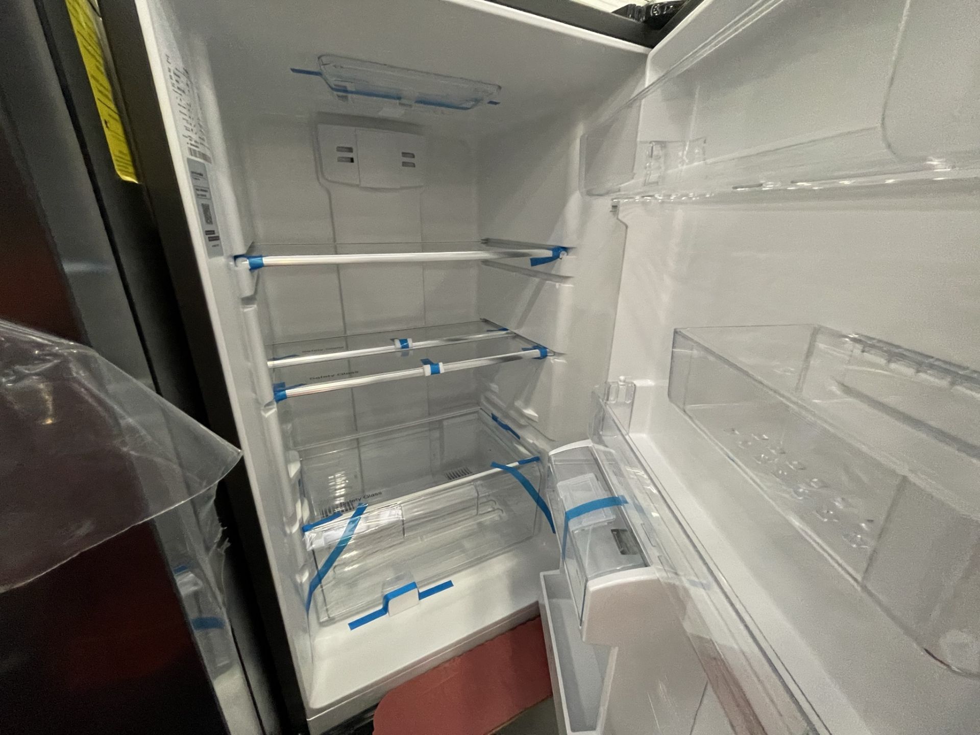 Lote de 2 Refrigeradores contiene: 1 Refrigerador con dispensador de agua Marca MABE, Modelo RMB400 - Image 15 of 24