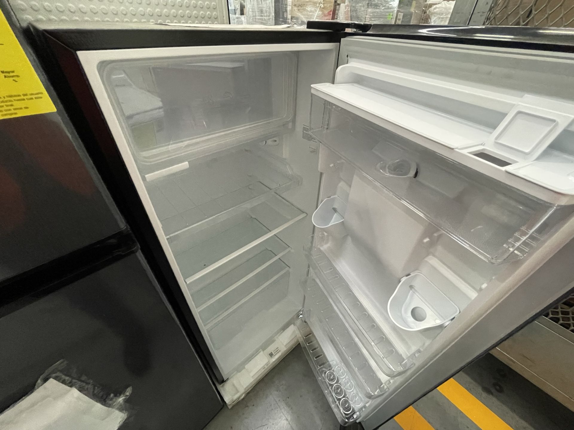 Lote de 2 Refrigeradores contiene: 1 Refrigerador con dispensador de agua Marca MABE, Modelo RMB400 - Image 23 of 24