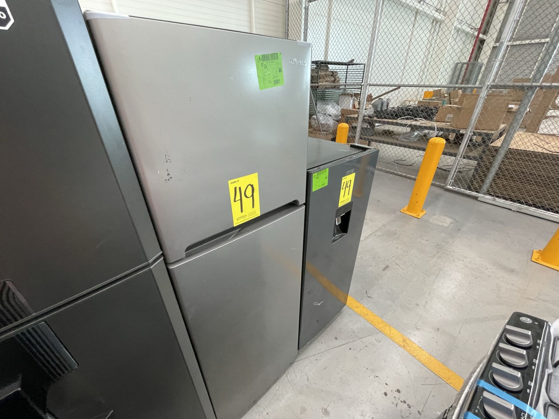 Lote de 2 Refrigeradores contiene: 1 Refrigerador Marca WINIA, Modelo DRF25210GN, Serie 370028, Col - Image 3 of 28