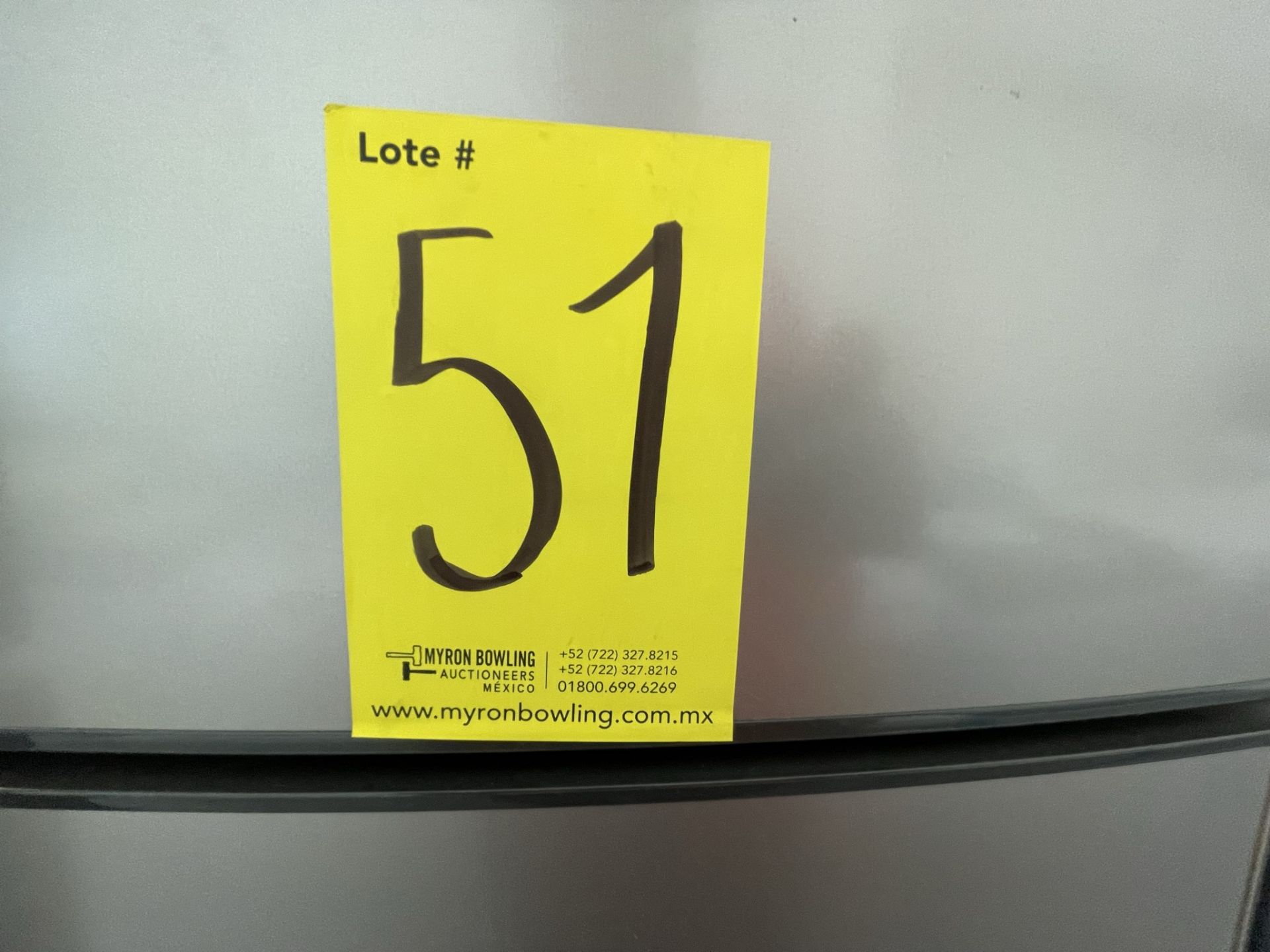 Lote de 2 Refrigeradores contiene: 1 Refrigerador con dispensador de agua Marca MABE, Modelo RMA250 - Image 5 of 13