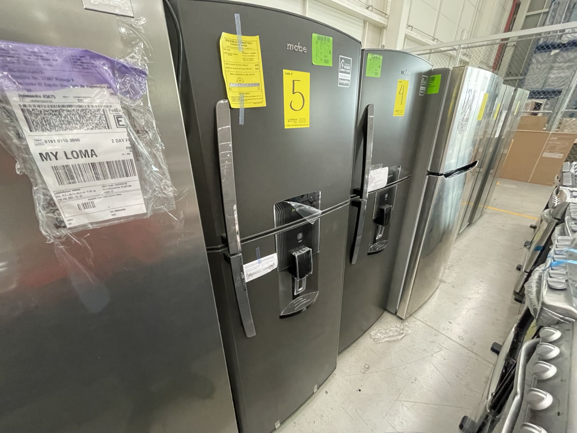 Lote de 2 Refrigeradores contiene: 1 Refrigerador con dispensador de agua Marca MABE, Modelo RME360 - Image 12 of 23