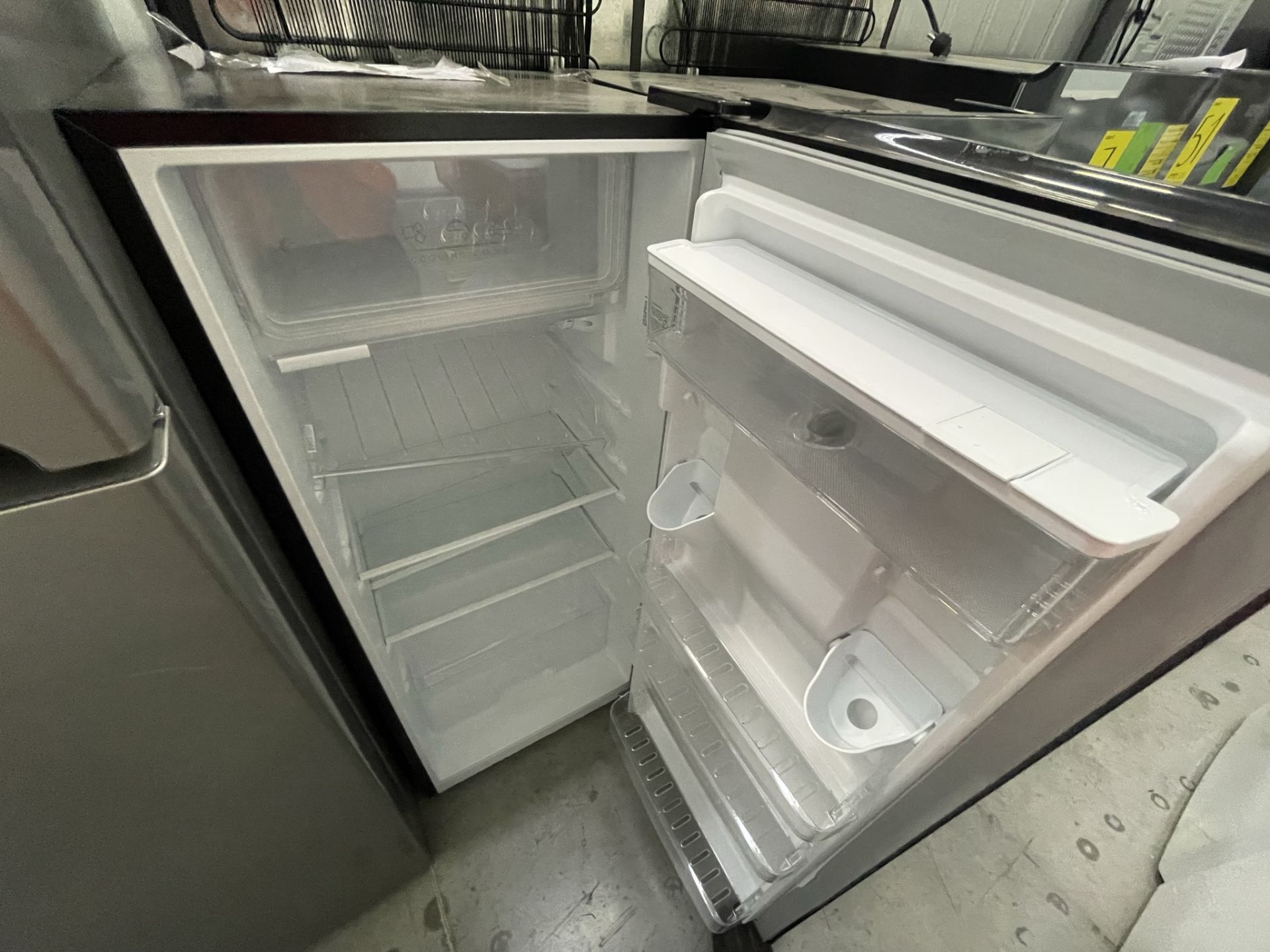 Lote de 2 Refrigeradores contiene: 1 Refrigerador con dispensador de agua Marca MABE, Modelo RME360 - Image 22 of 23