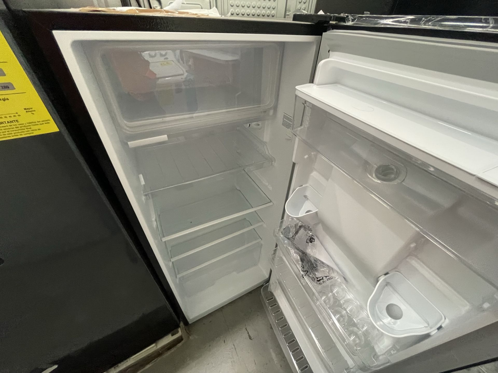 Lote de 2 Refrigeradores contiene: 1 Refrigerador con dispensador de agua Marca MABE, Modelo RMA250 - Image 20 of 21