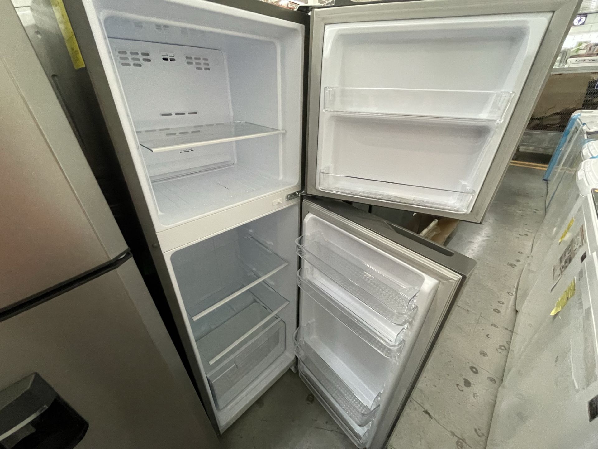 Lote de 2 Refrigeradores contiene: 1 Refrigerador Marca WINIA, Modelo DRF25210GN, Serie 370028, Col - Image 18 of 28