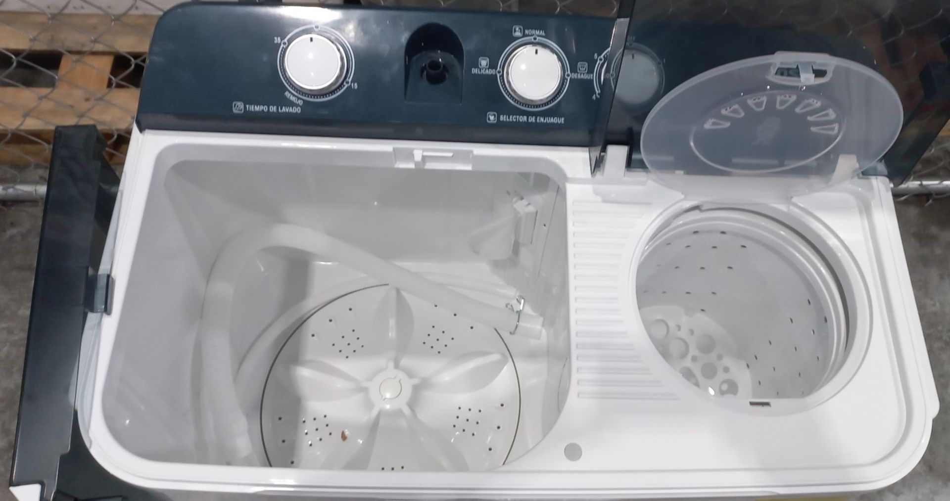 Lote conformado por 2 lavadoras: Lavadora Hisense 13kg, Lavadora dobletina 11kg tapa color negro; N - Image 2 of 3
