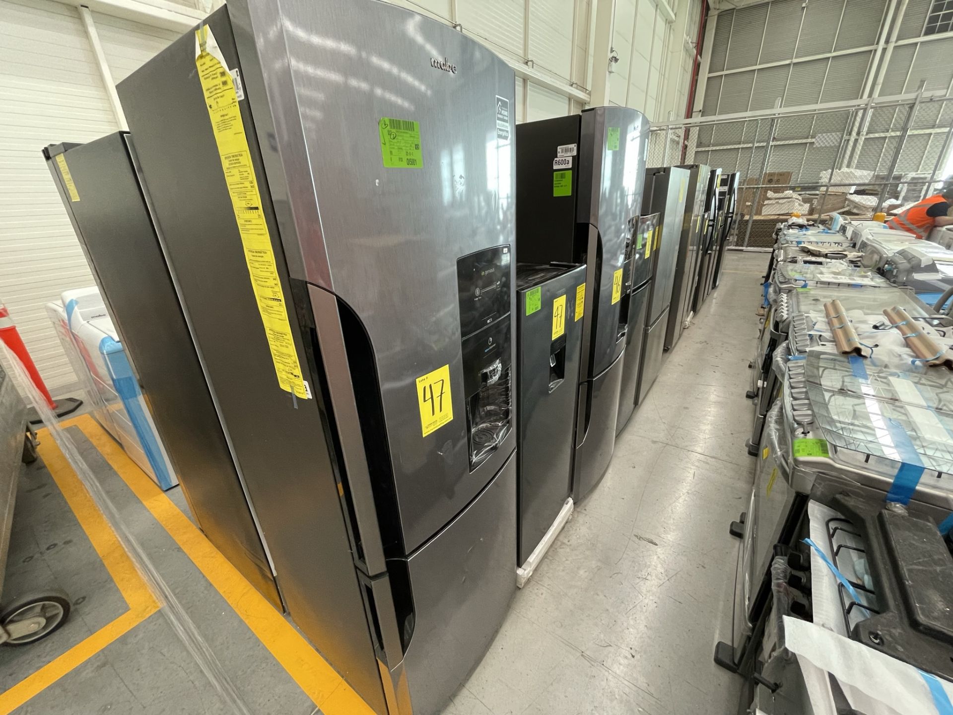 Lote de 2 Refrigeradores contiene: 1 Refrigerador con dispensador de agua Marca MABE, Modelo RMB400 - Image 3 of 24