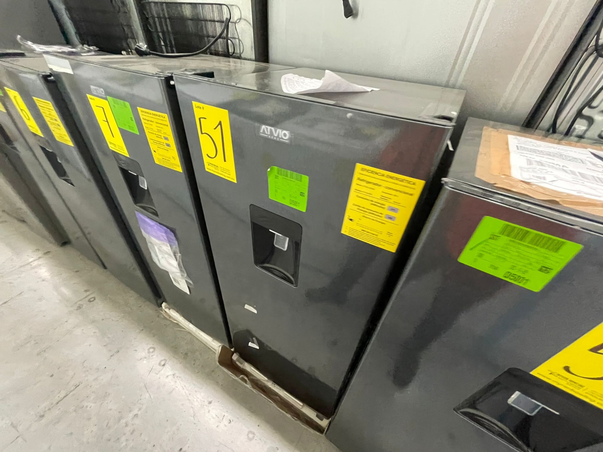 Lote de 2 Refrigeradores contiene: 1 Refrigerador con dispensador de agua Marca MABE, Modelo RMA250 - Image 9 of 13