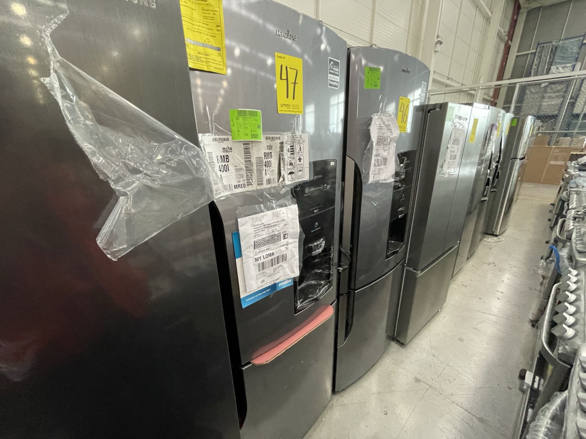 Lote de 2 Refrigeradores contiene: 1 Refrigerador con dispensador de agua Marca MABE, Modelo RMB400 - Image 13 of 24